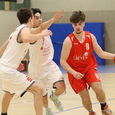 Das Bild zeigt eine Spielszene beim Basketball.