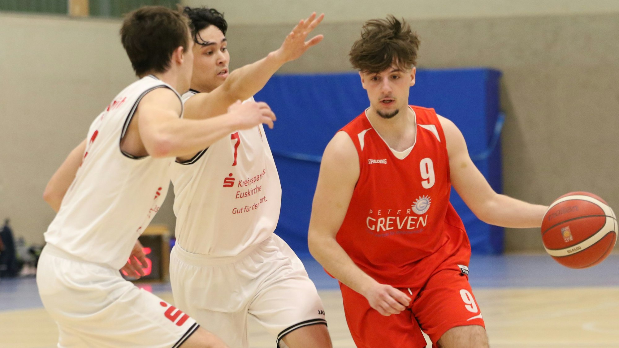 Das Bild zeigt eine Spielszene beim Basketball.