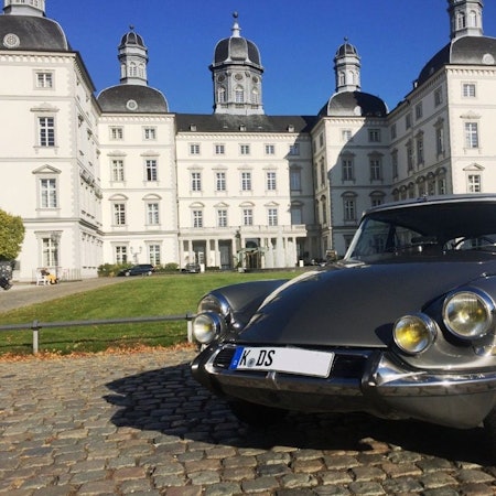Citroën DS vor Schloss Bensberg.