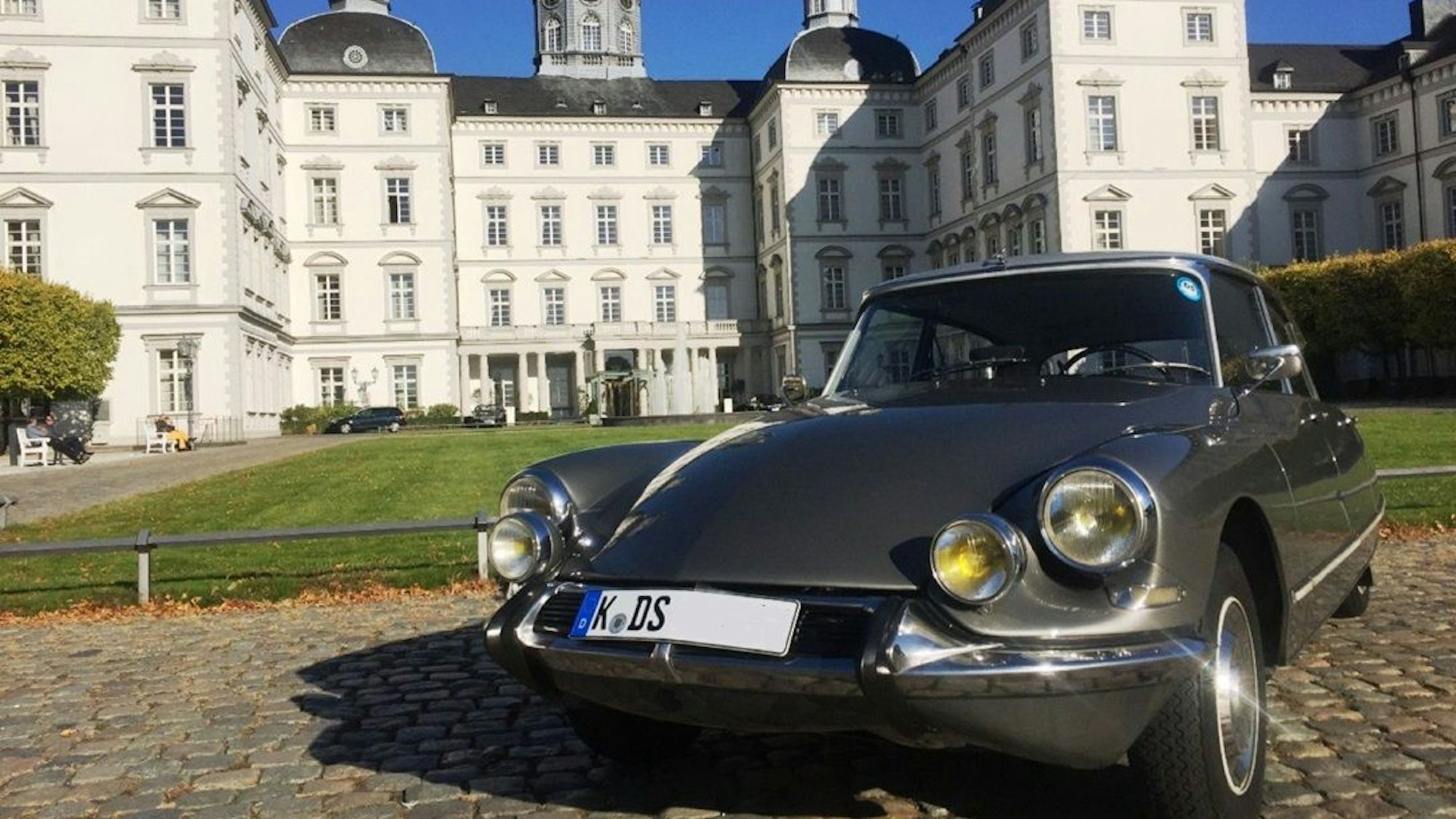Citroën DS vor Schloss Bensberg.