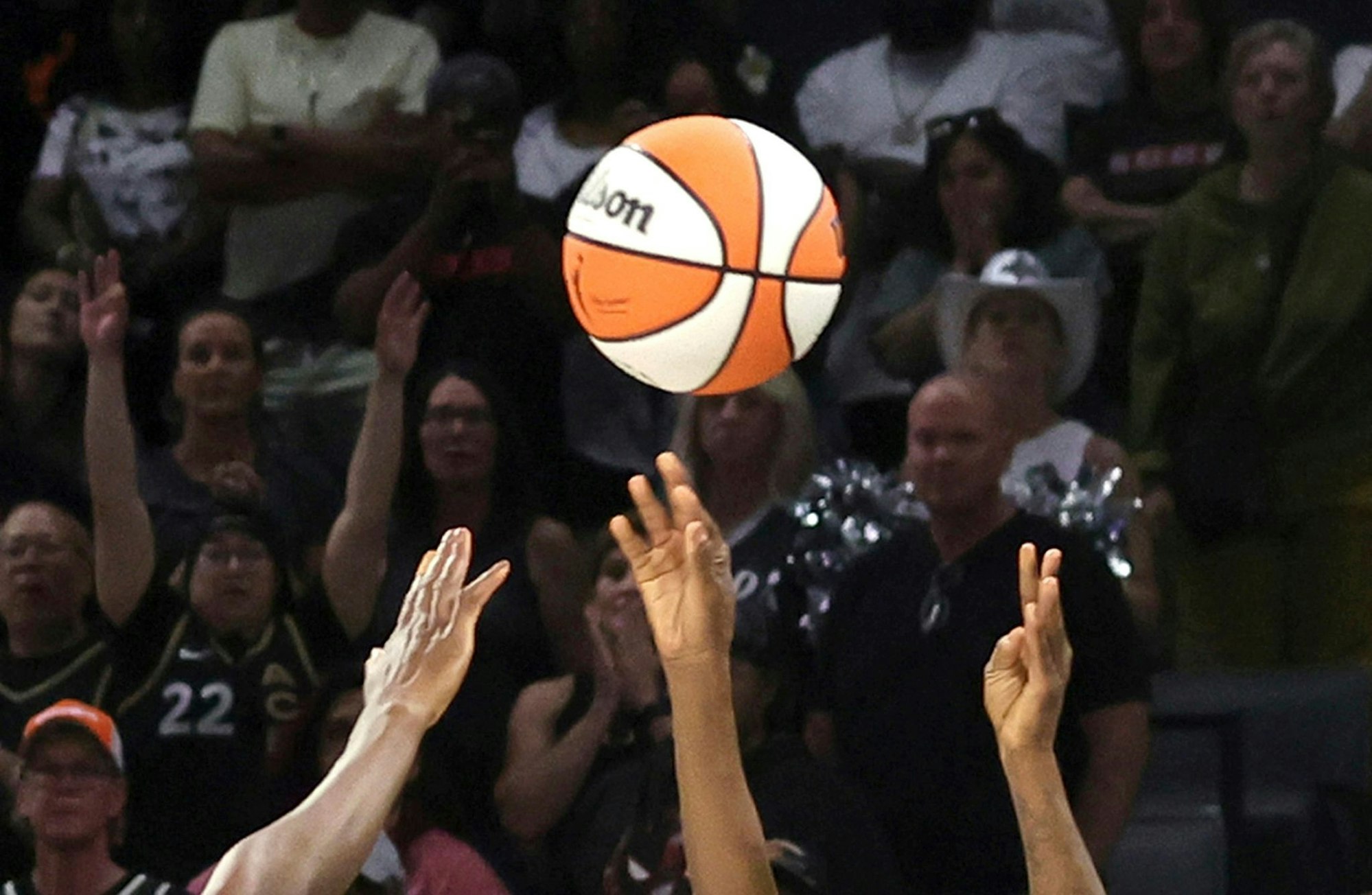 Spiele der WNBA wurden zuletzt mehrfach gestört - durch aufs Spielfeld geworfenes Sexspielzeug.