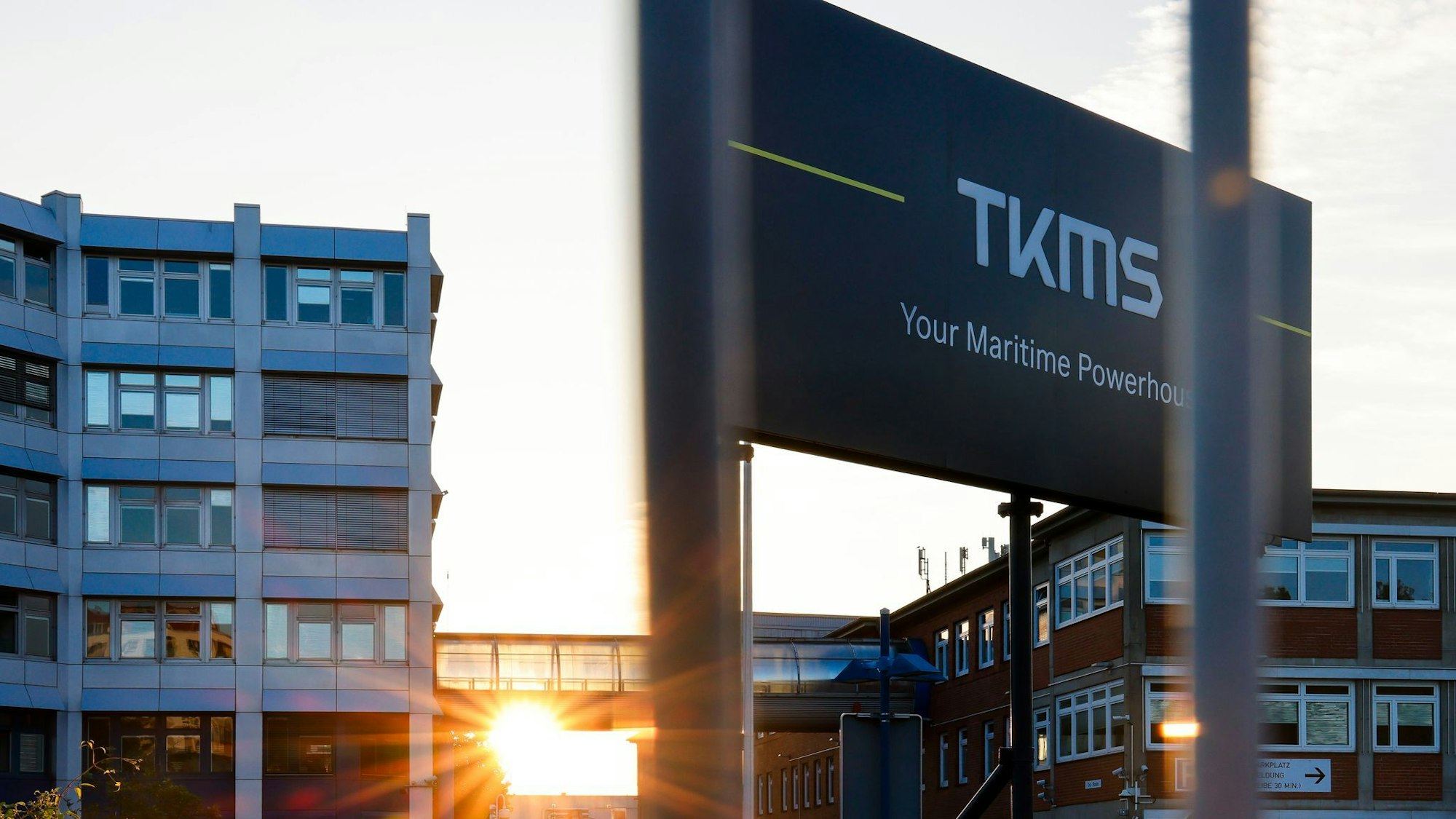 TKMS wird von Thyssenkrupp abgespalten und geht an die Börse. Thyssenkrupp behält mit 51 Prozent aber die Mehrheit.