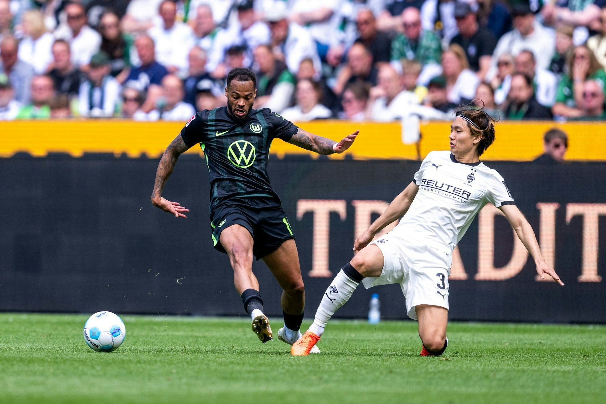 Ko Itakura (r) spielt in der kommenden Saison nicht mehr für Borussia Mönchengladbach.