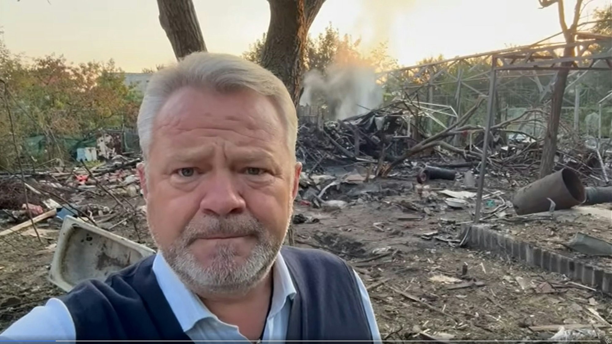 Butschas Bürgermeister Anatolii Fedoruk steht vor einem bei einem Luftgangriff zerstörten Haus, dessen Bewohner sich nur in einem provisorischen Luftschutzraum retten konnte.