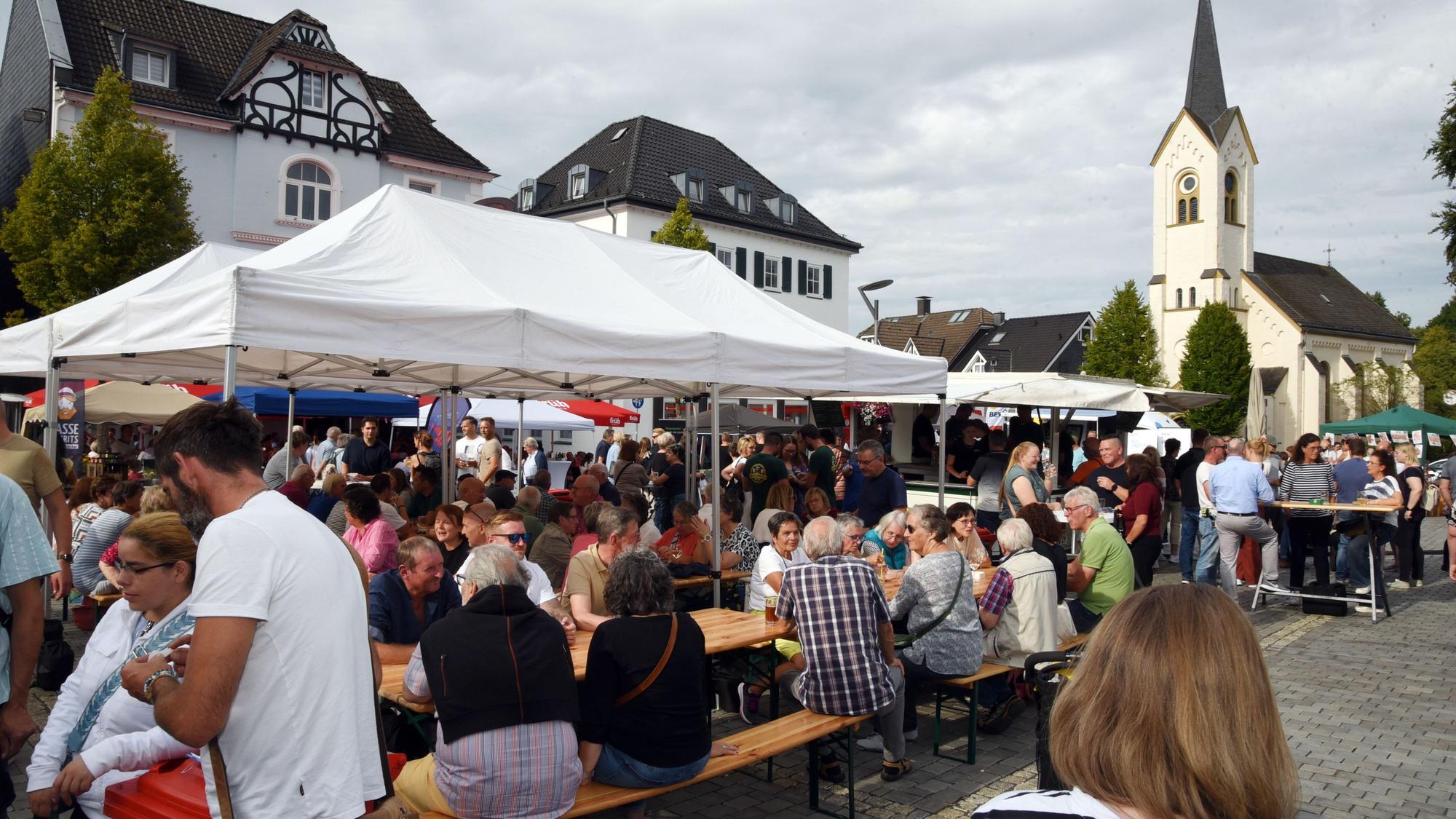 Erneut wurde der Feierabendmarkt auf dem Wipperfürther Marktplatz gut angenommen.