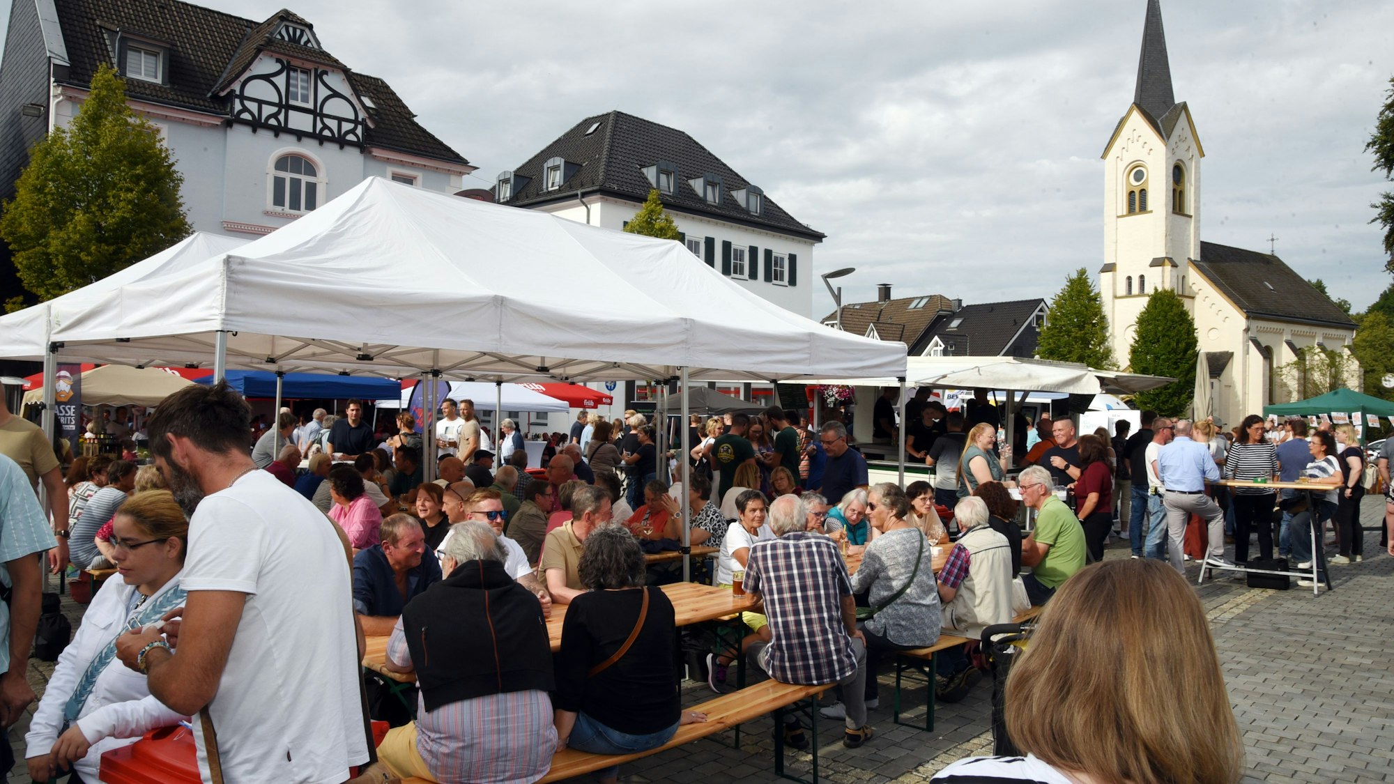 Erneut wurde der Feierabendmarkt auf dem Wipperfürther Marktplatz gut angenommen.