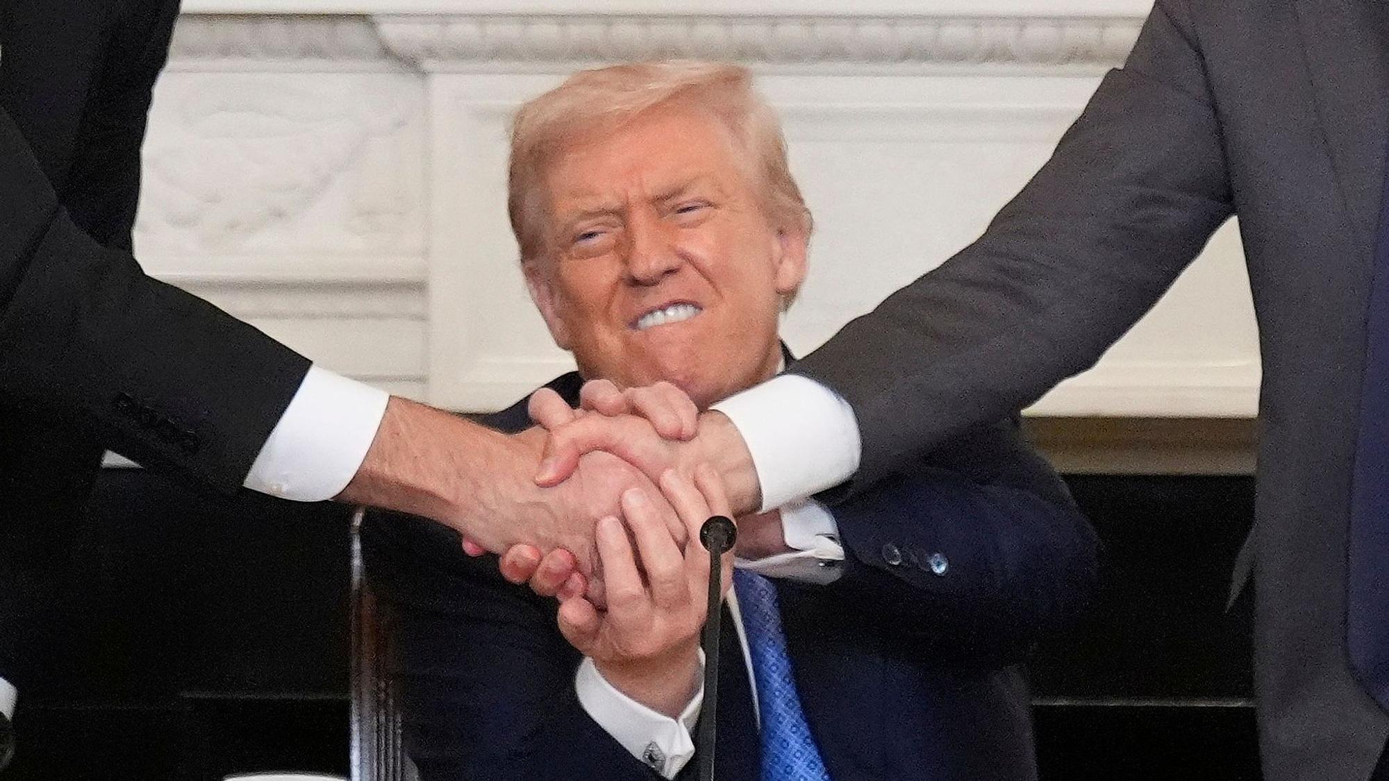 US-Präsident Donald Trump (M) schüttelt die Hände von Armeniens Ministerpräsident Paschinjan (r) und Aserbaidschans Präsident Aliyev während einer trilateralen Unterzeichnungszeremonie im State Dining Room des Weißen Hauses.
