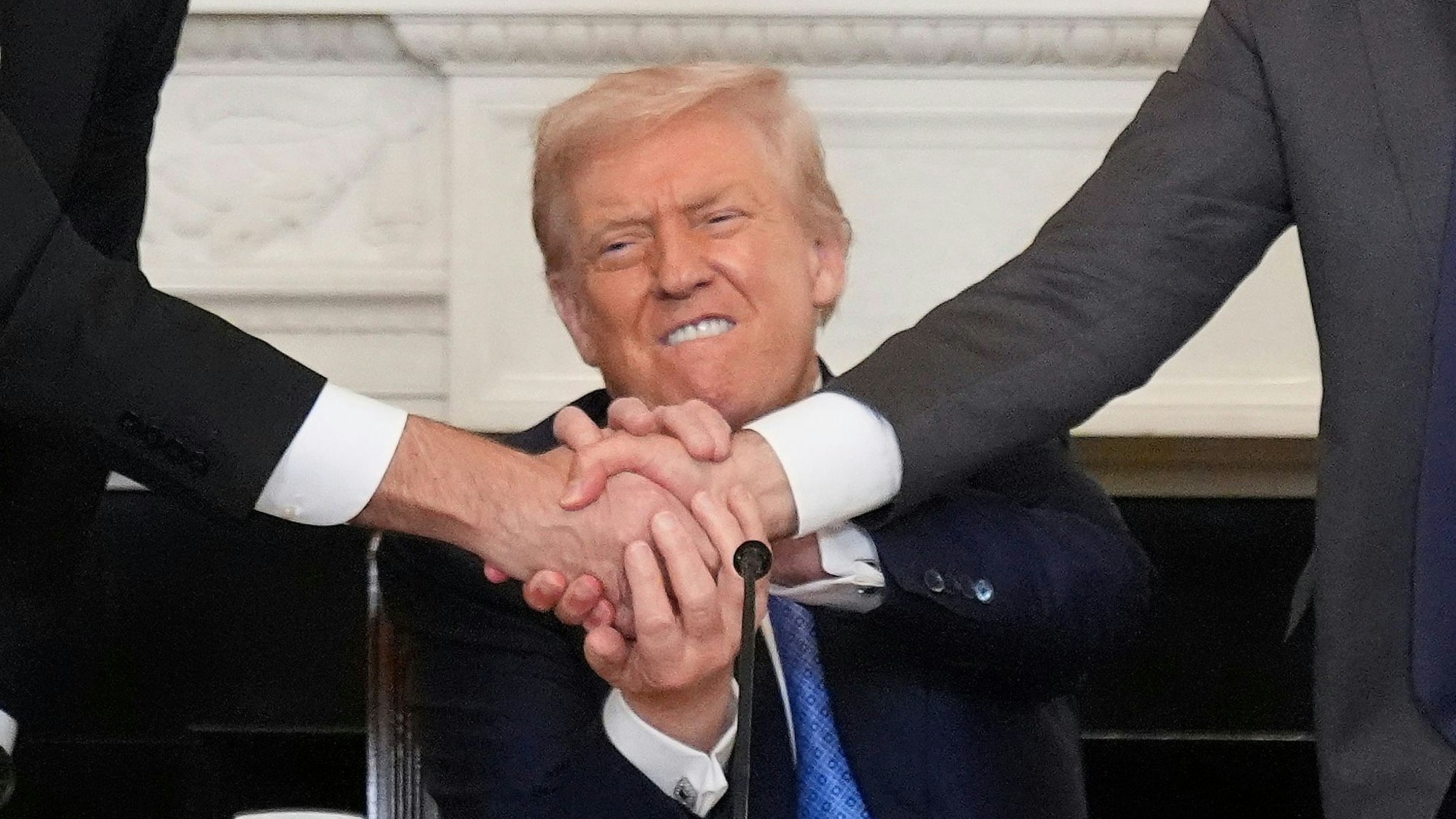 US-Präsident Donald Trump (M) schüttelt die Hände von Armeniens Ministerpräsident Paschinjan (r) und Aserbaidschans Präsident Aliyev während einer trilateralen Unterzeichnungszeremonie im State Dining Room des Weißen Hauses.