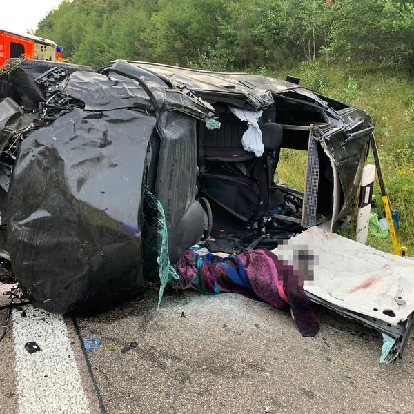 Das Bild zeigt das stark demolierte Auto nach der Kollision auf der A1.