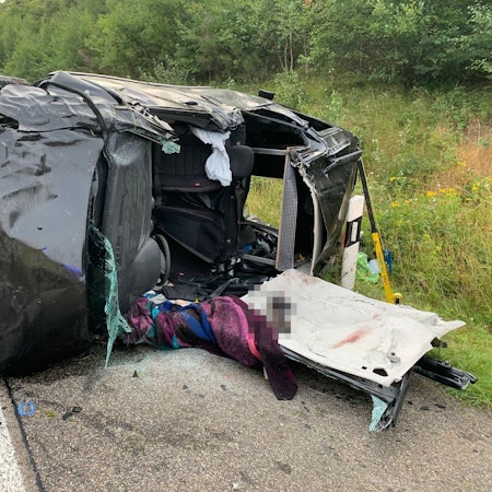 Das Bild zeigt das stark demolierte Auto nach der Kollision auf der A1.