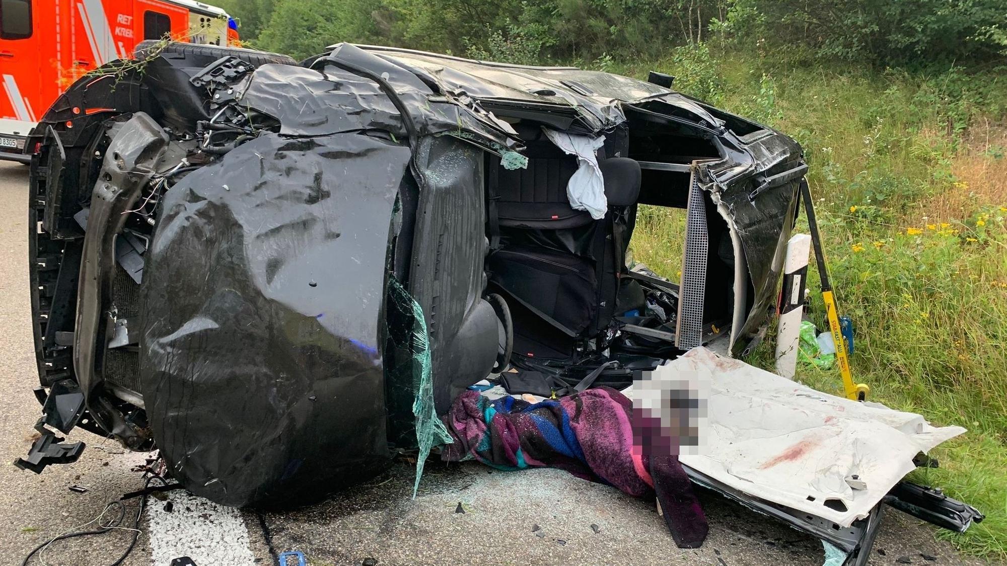 Das Bild zeigt das stark demolierte Auto nach der Kollision auf der A1.
