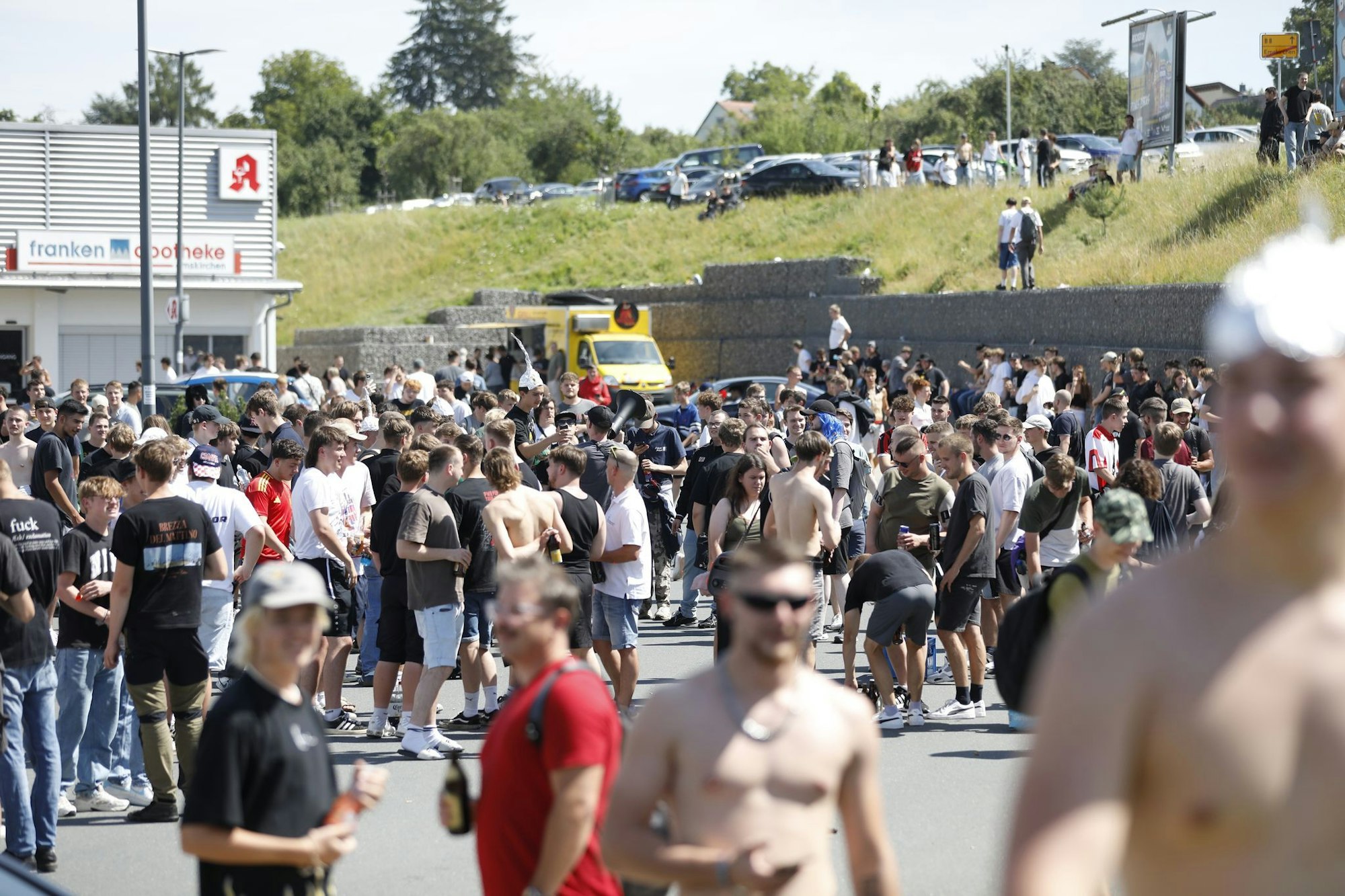 Tausende Menschen haben sich laut Polizei in und um Altschauerberg in Mittelfranken versammelt - sogenannte Hater des Youtubers «Drachenlord».
