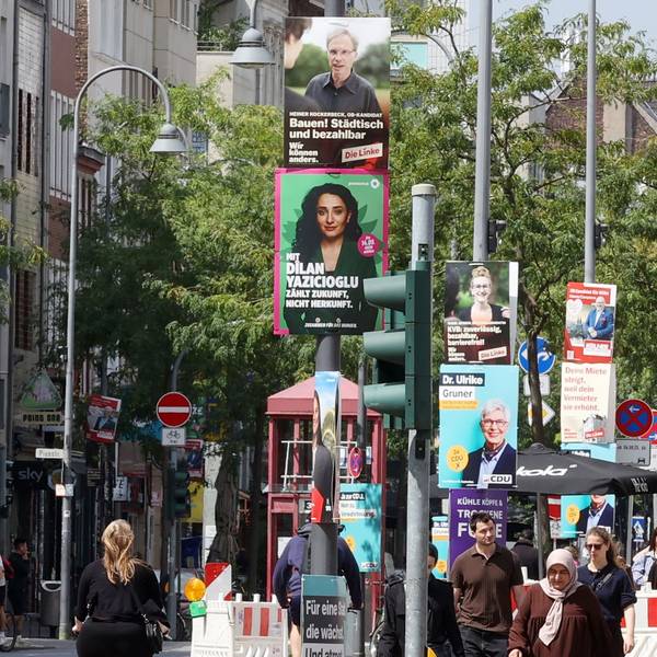 Politischer Konkurrenzkampf am Laternenpfahl: Viele Wahlplakate für die Kommunalwahl 2025 auf der Venloer Straße.