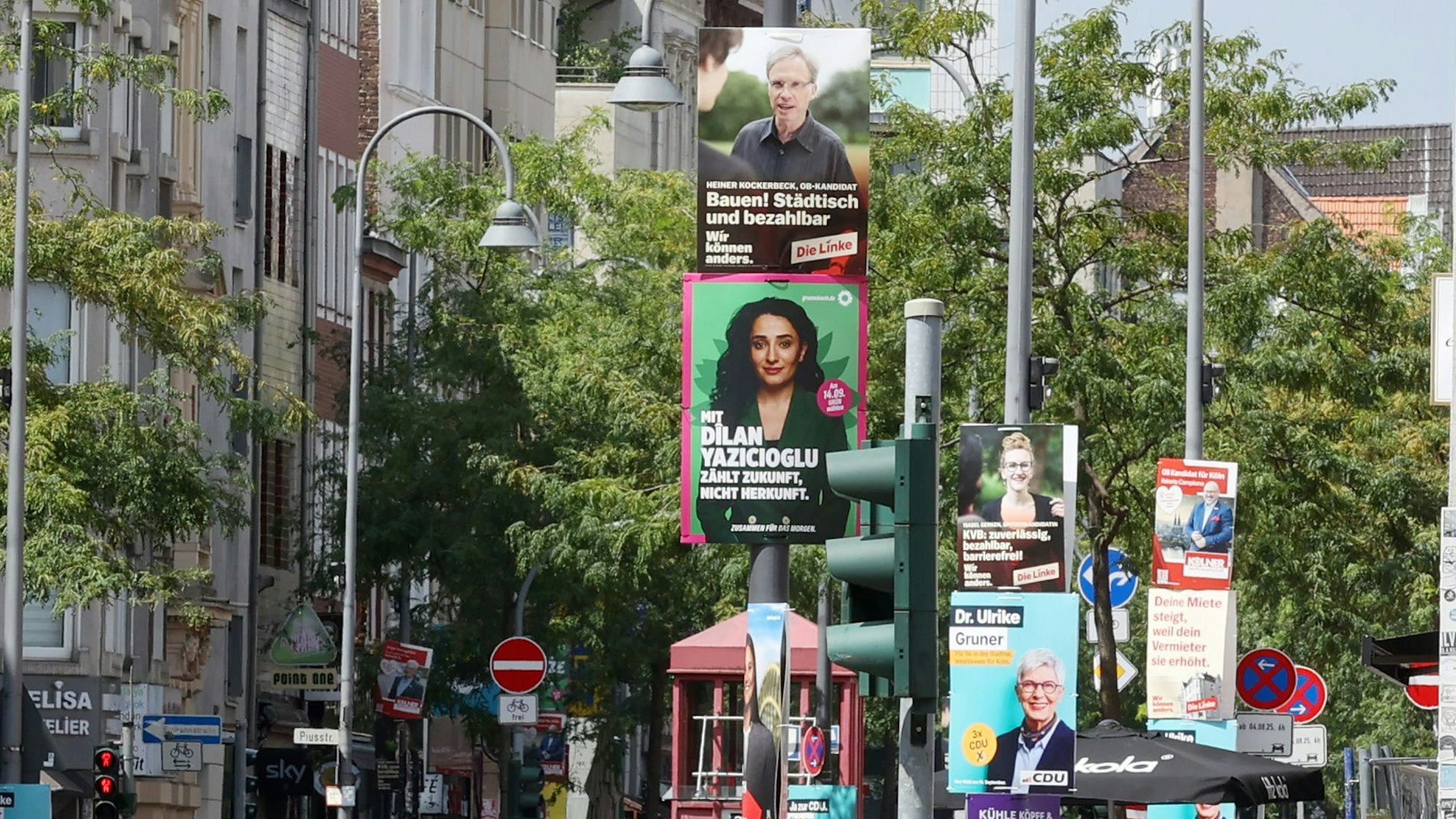 Kommunalwahl 2025: Zahlreiche Wahlplakate zur Wahl sind im Stadtbild zu sehen, wie auf der Venloer Straße in Köln-Ehrenfeld.