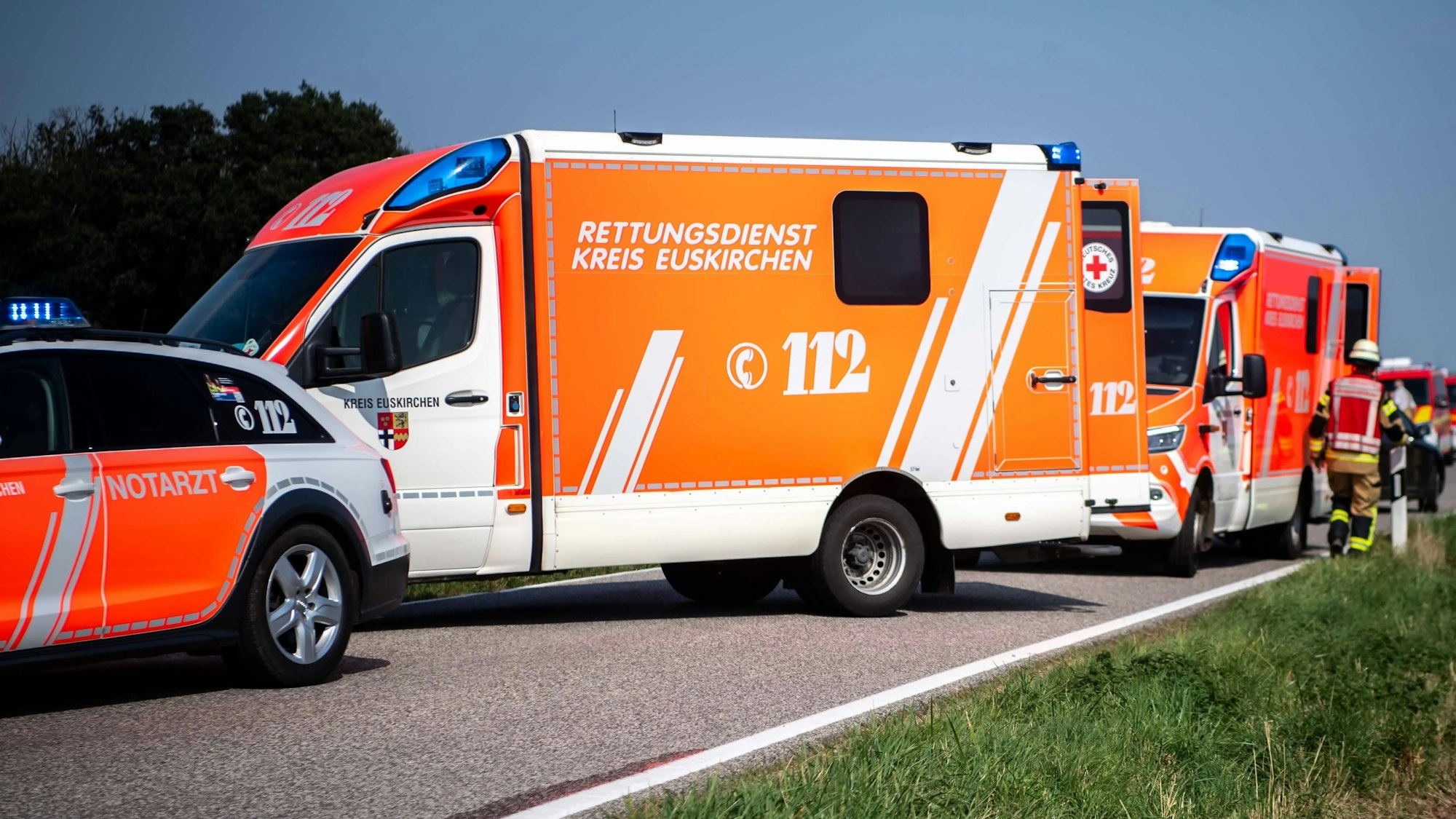 Das Bild zeigt mehrere Rettungswagen und einen Notarzt.