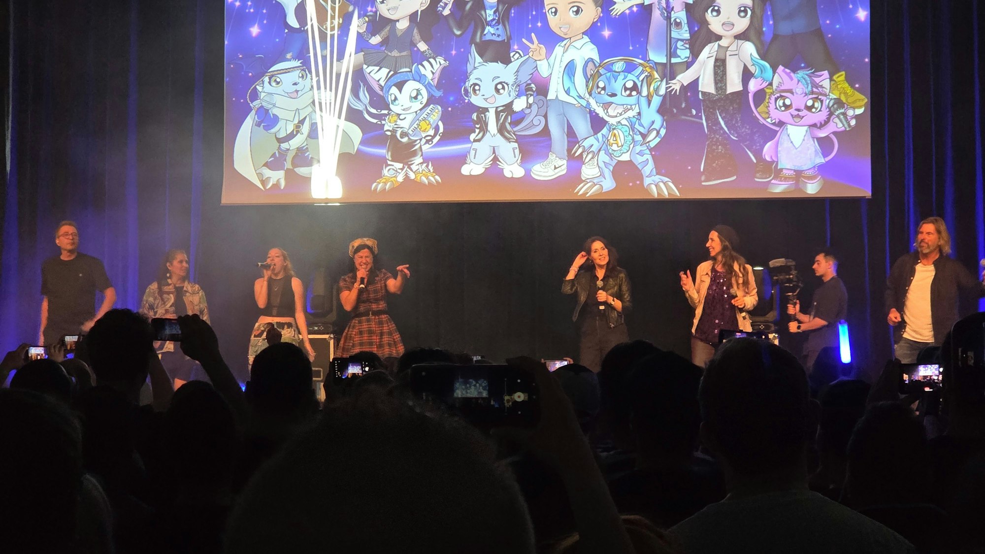 Ani-Con in Siegburg:Beim großen Anime Allstars Mega Konzert sangen und tanzten die Fans aus vollem Herzen mit. Sie feiern hier zusammen ihre Kindheit.