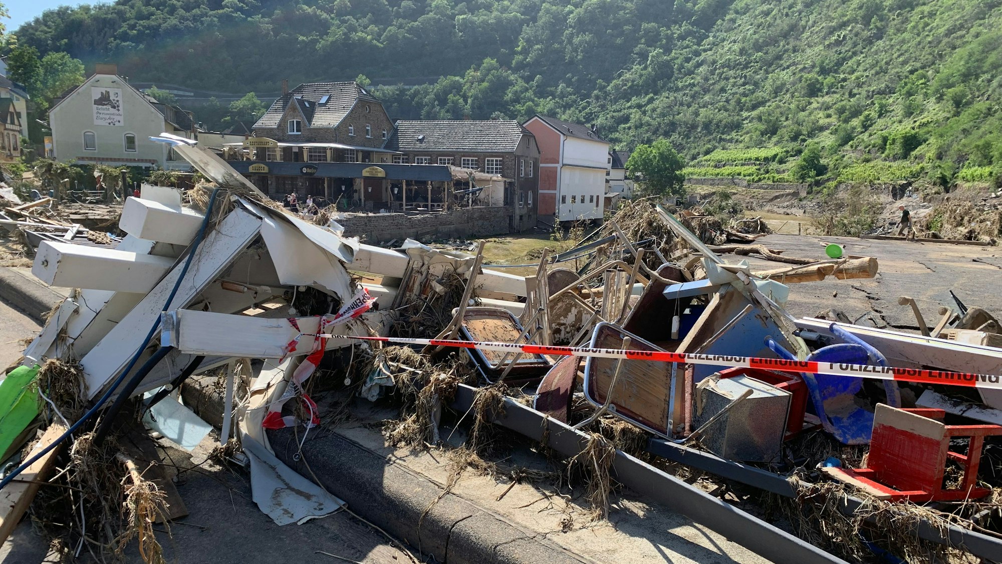 Kurz nach der Flutkatastrophe in Altenahr: Die Polizei hat Teile der Stadt abgesperrt.