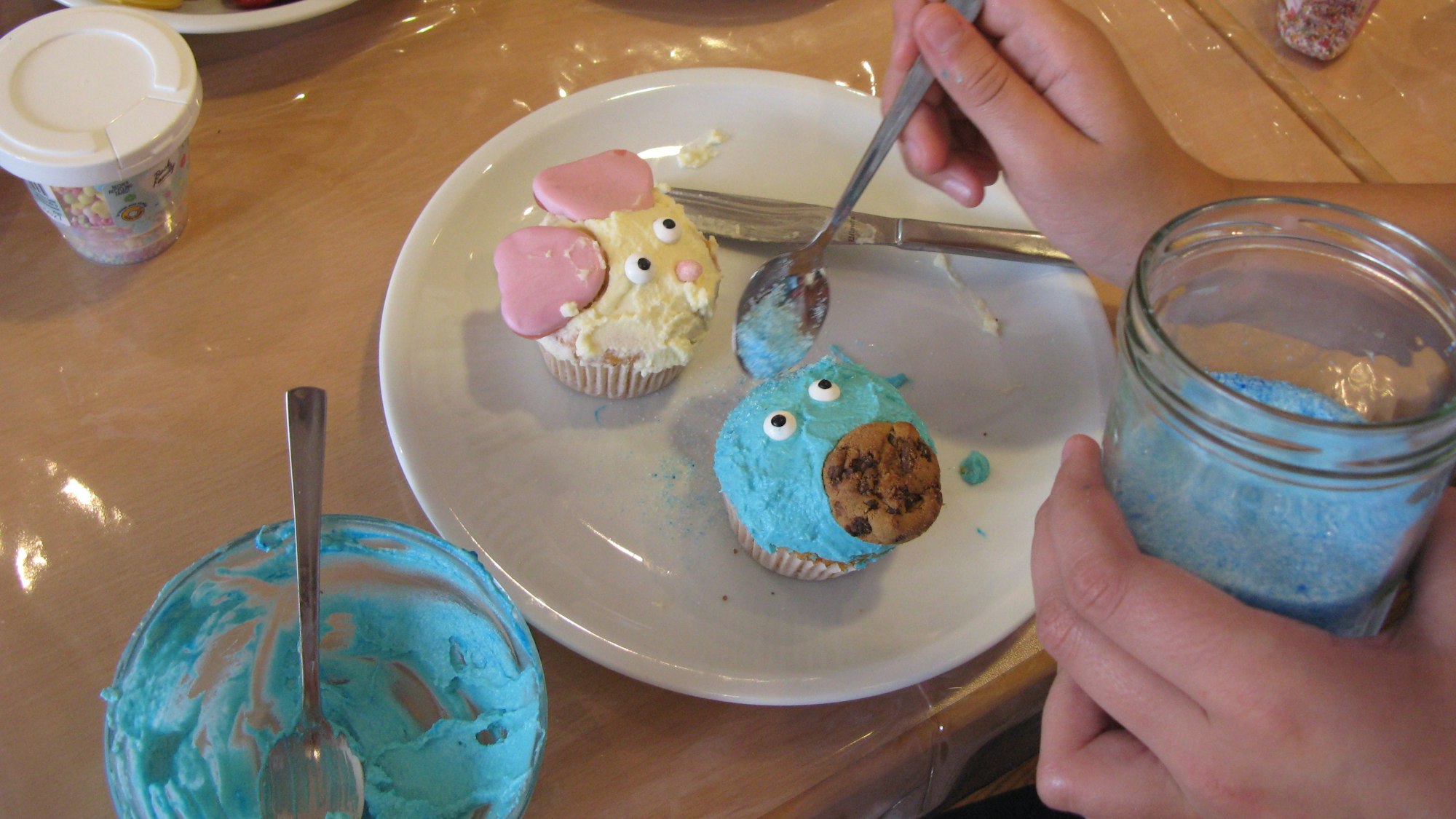 Beim Topping entwickelten die Kinder fantastische Ideen, hier entstehen Maus und Krümelmonster.