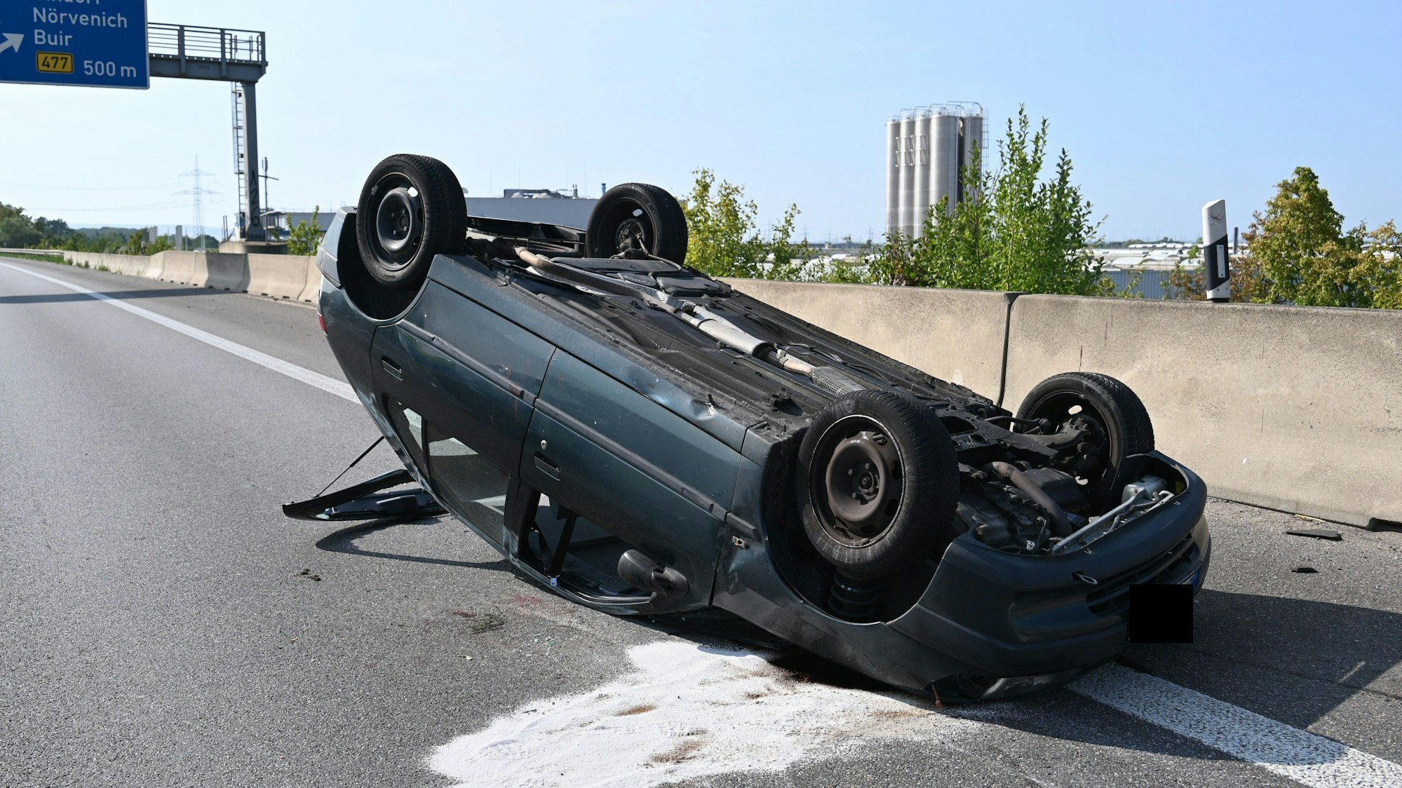 09.08.2025: Auf der A4 bei Kerpen, in Fahrtrichtung Aachen hat ein BMW beim Spurwechsel einen anderen PKW übersehen und abgedrängt. Der übersehene Pkw hat sich daraufhin überschlagen.