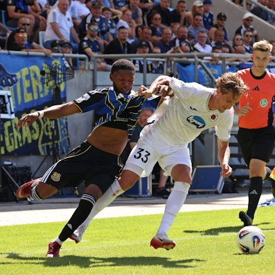 09.08.2025, Fussball, Herren, 3. Liga, Saison 2025/2026, 1. FC Saarbrücken - FC Viktoria Köln, Rodney Elongo-Yombo 1. FC Saarbruecken Jonah Sticker FC Viktoria Köln Saarbrücken Ludwigsparkstadion Saarland Deutschland DE *** 09 08 2025, Football, Men, 3 League, Season 2025 2026, 1 FC Saarbrücken FC Viktoria Köln, Rodney Elongo Yombo 1 FC Saarbruecken Jonah Sticker FC Viktoria Köln Saarbrücken Ludwigsparkstadion Saarland Germany EN Copyright: xFabianxKleerx