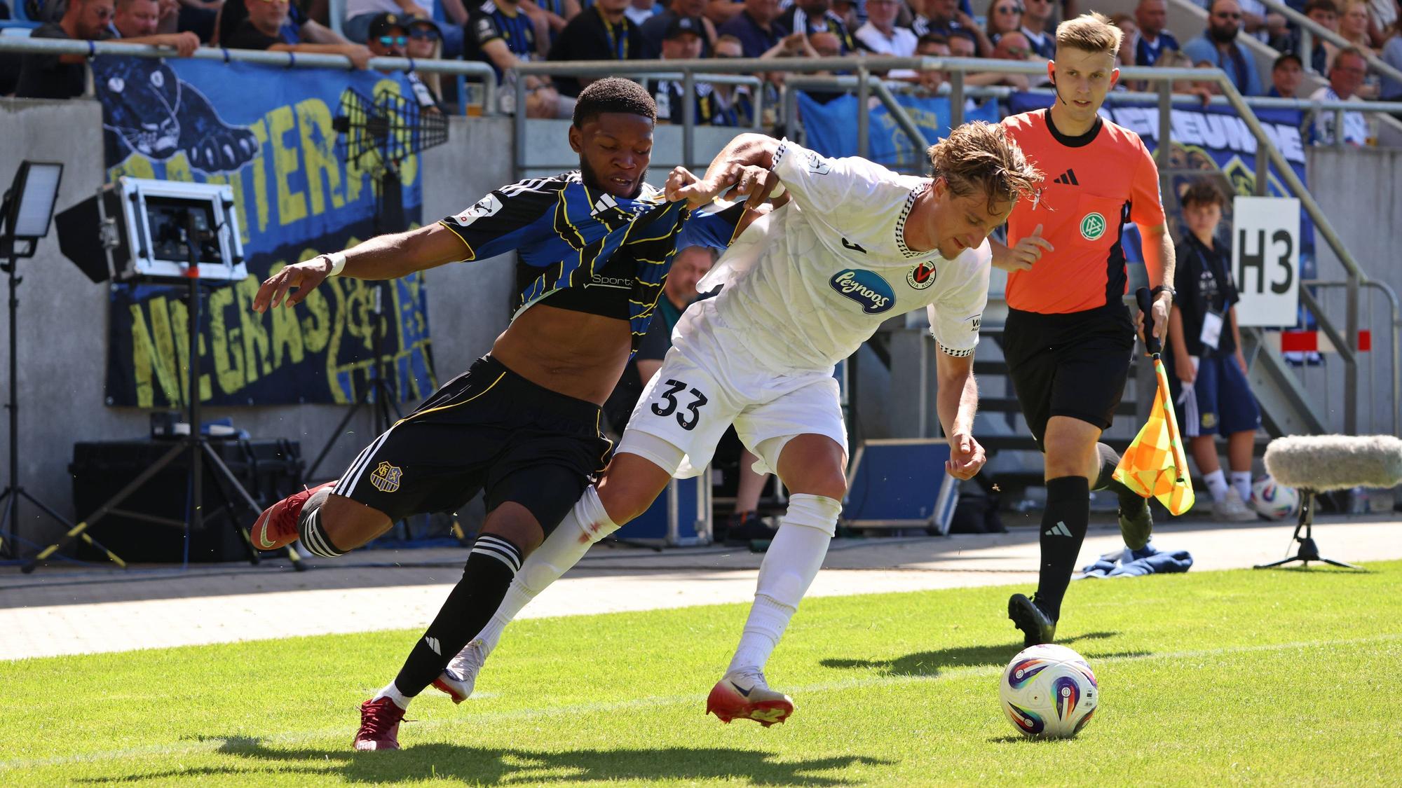 09.08.2025, Fussball, Herren, 3. Liga, Saison 2025/2026, 1. FC Saarbrücken - FC Viktoria Köln, Rodney Elongo-Yombo 1. FC Saarbruecken Jonah Sticker FC Viktoria Köln Saarbrücken Ludwigsparkstadion Saarland Deutschland DE *** 09 08 2025, Football, Men, 3 League, Season 2025 2026, 1 FC Saarbrücken FC Viktoria Köln, Rodney Elongo Yombo 1 FC Saarbruecken Jonah Sticker FC Viktoria Köln Saarbrücken Ludwigsparkstadion Saarland Germany EN Copyright: xFabianxKleerx