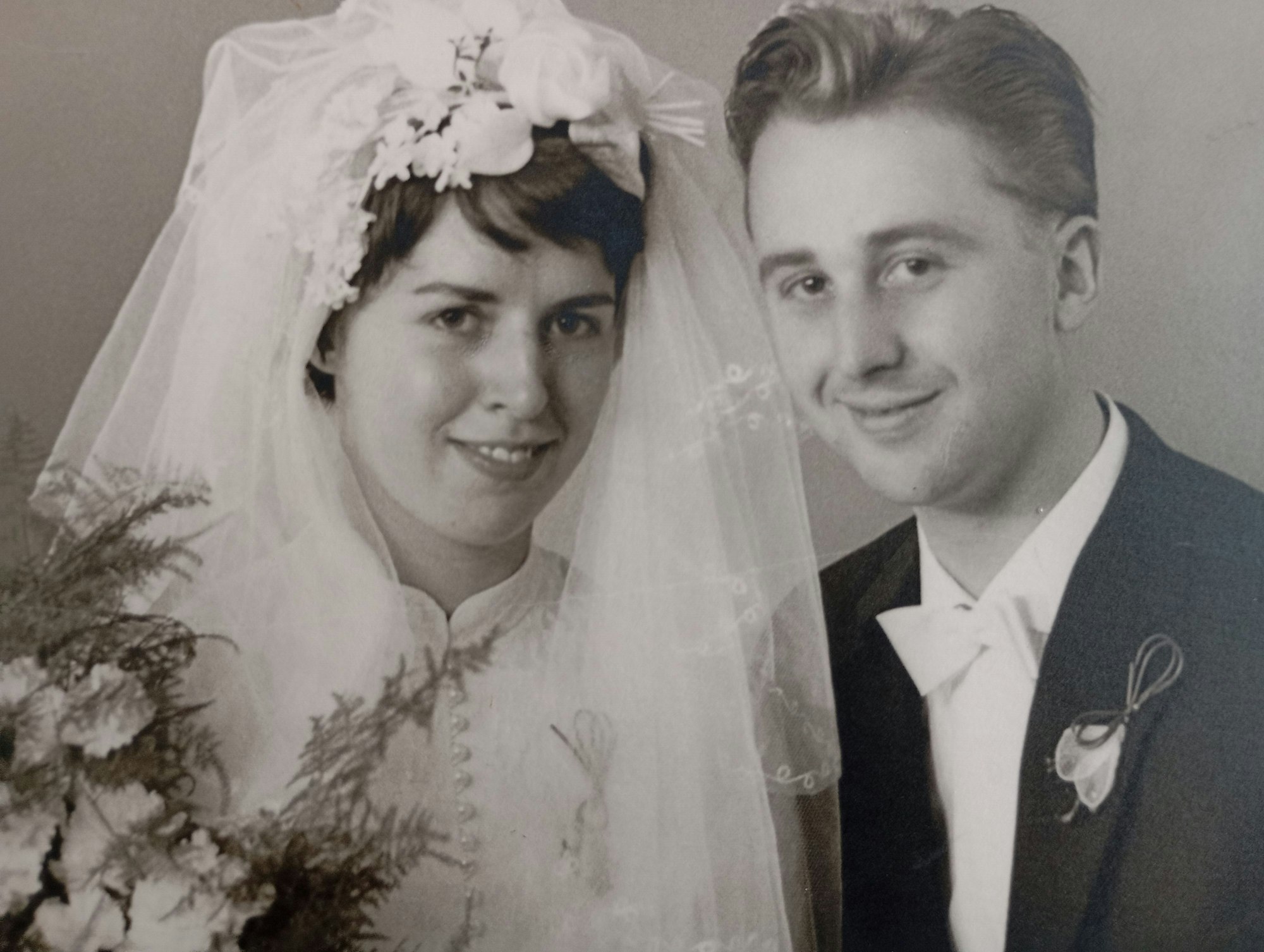 Die beiden am Tag ihrer Hochzeit: Sie trägt ein weißes Kleid, er einen schwarzen Anzug.