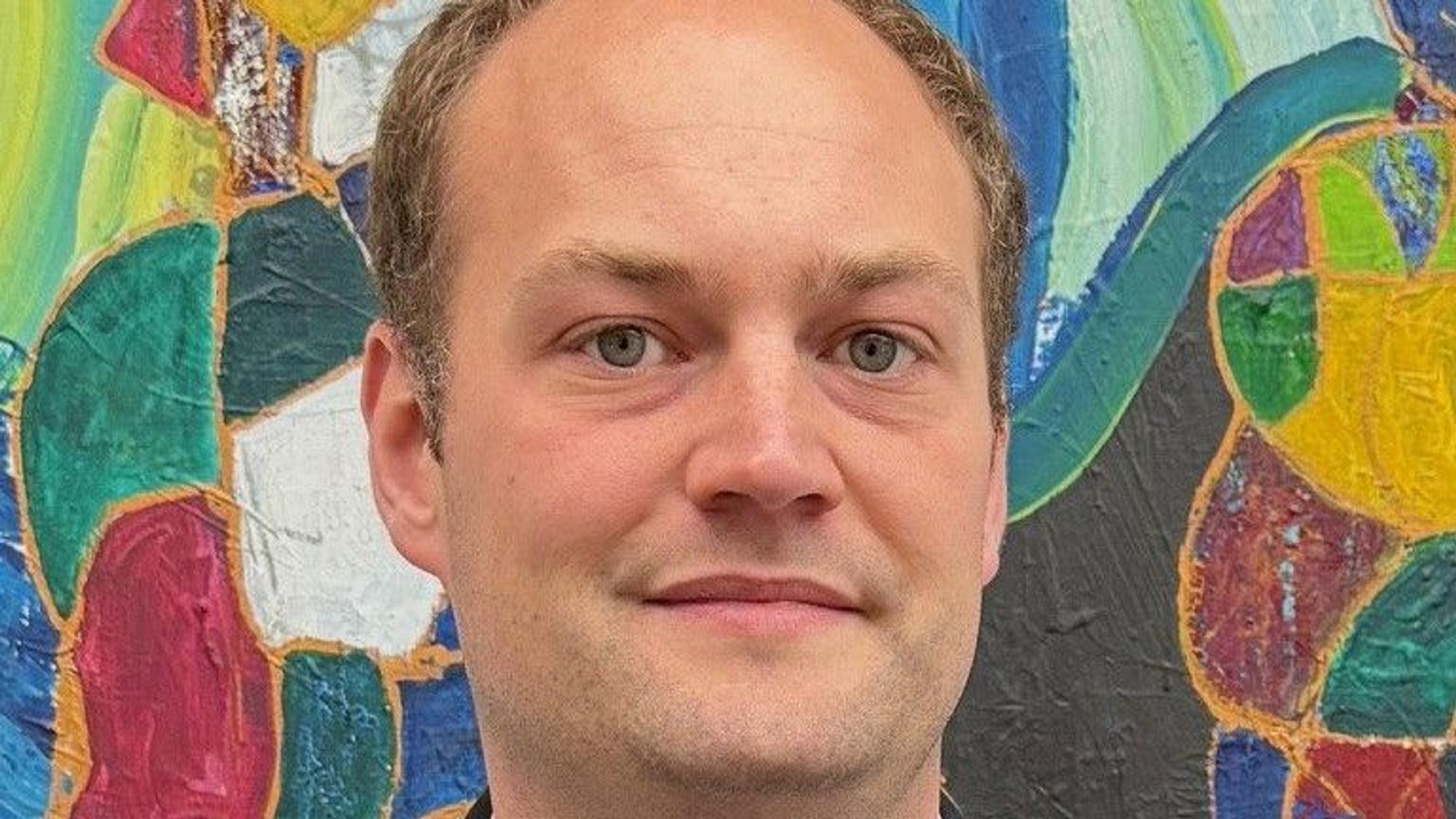 Porträtfoto vor einer bunten Wand