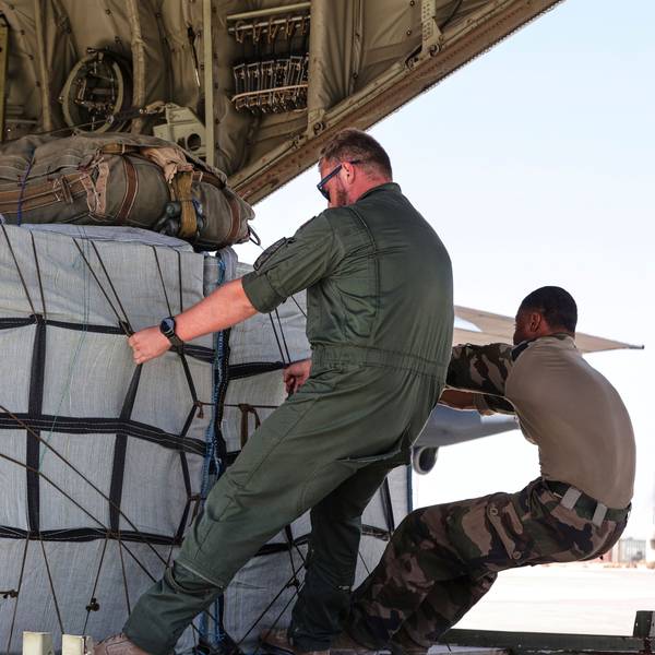 Angehörige der französischen Luftwaffe beladen ein Flugzeug vom Typ C-130 mit Containern für humanitäre Hilfe, die über dem Gazastreifen abgeworfen werden sollen.