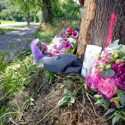 10.08.2025, Nordrhein-Westfalen, Monheim: Blumen, Kerzen und eine Mütze liegen an einer Unfallstelle zwischen Monheim und Düsseldorf. Bei dem Unfall verstarben ein 15-Jährige und eine 17-Jährige. Drei weitere Insassen den Unfallfahrzeuges wurden schwer verletzt. Foto: Henning Kaiser/dpa +++ dpa-Bildfunk +++