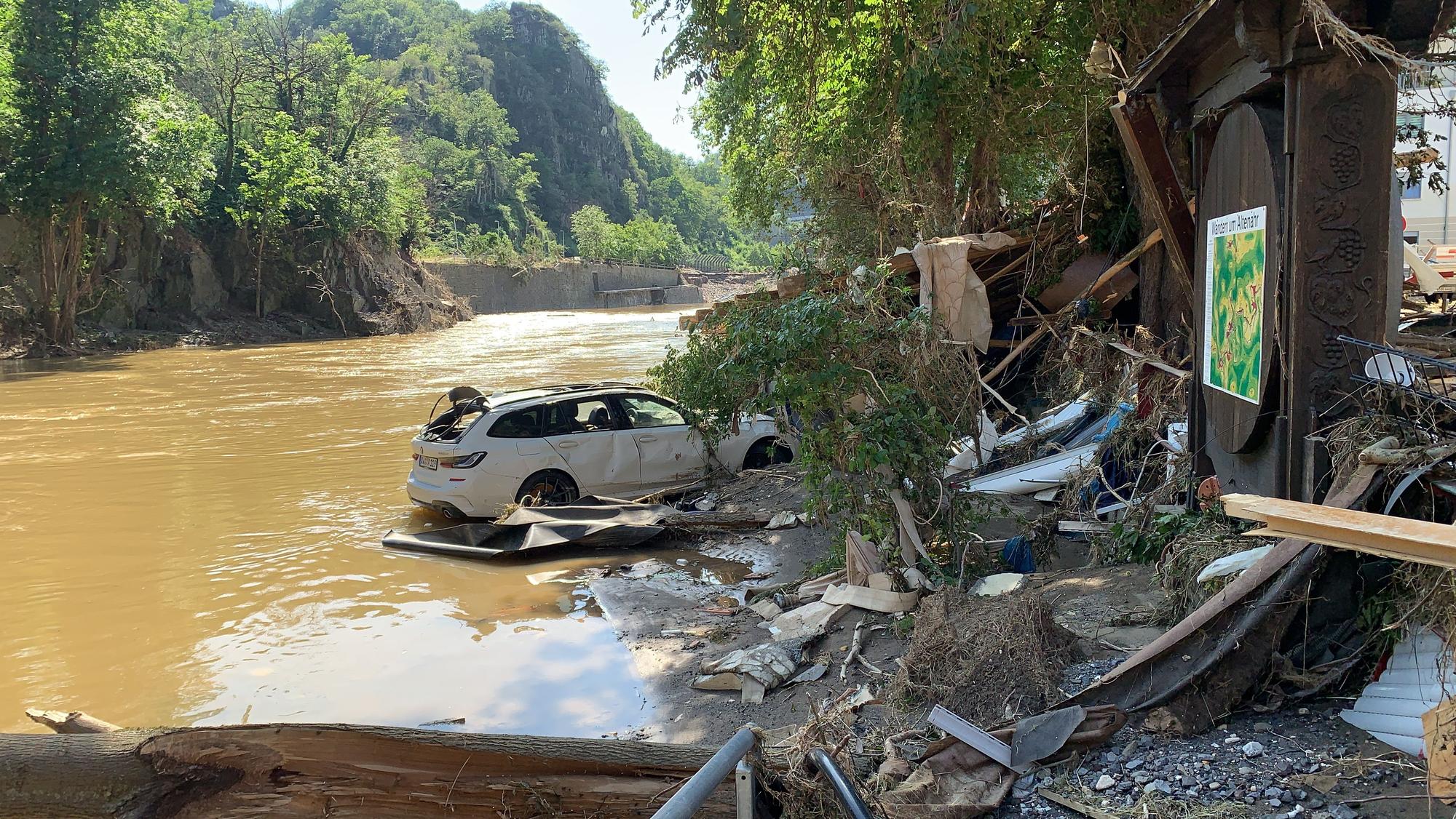 Auch Autos wurden in der Unglücknacht von den Fluten der Ahr weggespült.