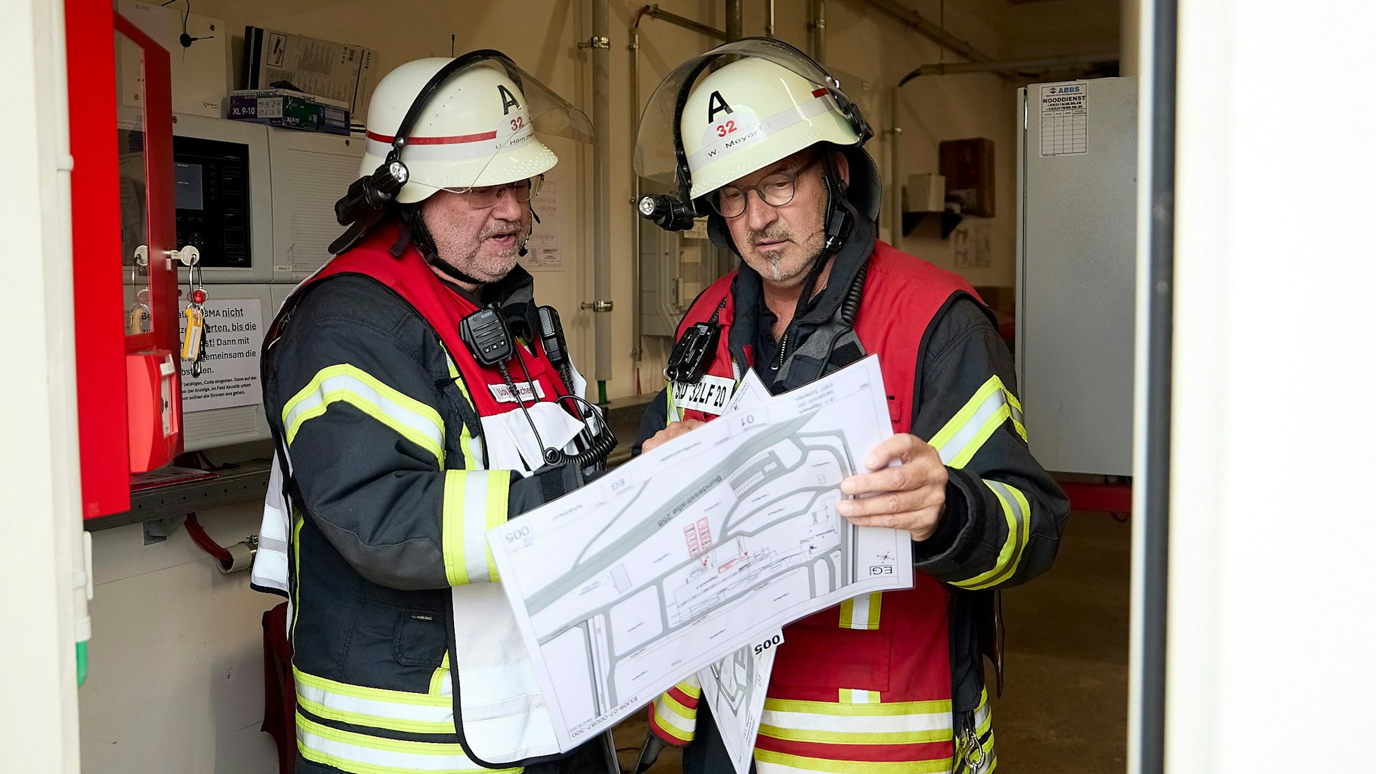 Udo Hörnchen (l.) und Werner Meyer stehen nebeneinander und schauen auf eine Karte.