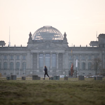 Eine Frau joggt am Tag der Konstituierenden Sitzung des 21. Deutschen Bundestages vordem Reichstag.