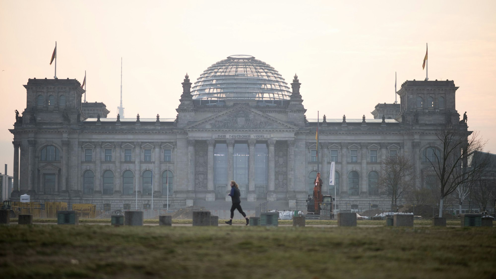 Eine Frau joggt am Tag der Konstituierenden Sitzung des 21. Deutschen Bundestages vordem Reichstag.