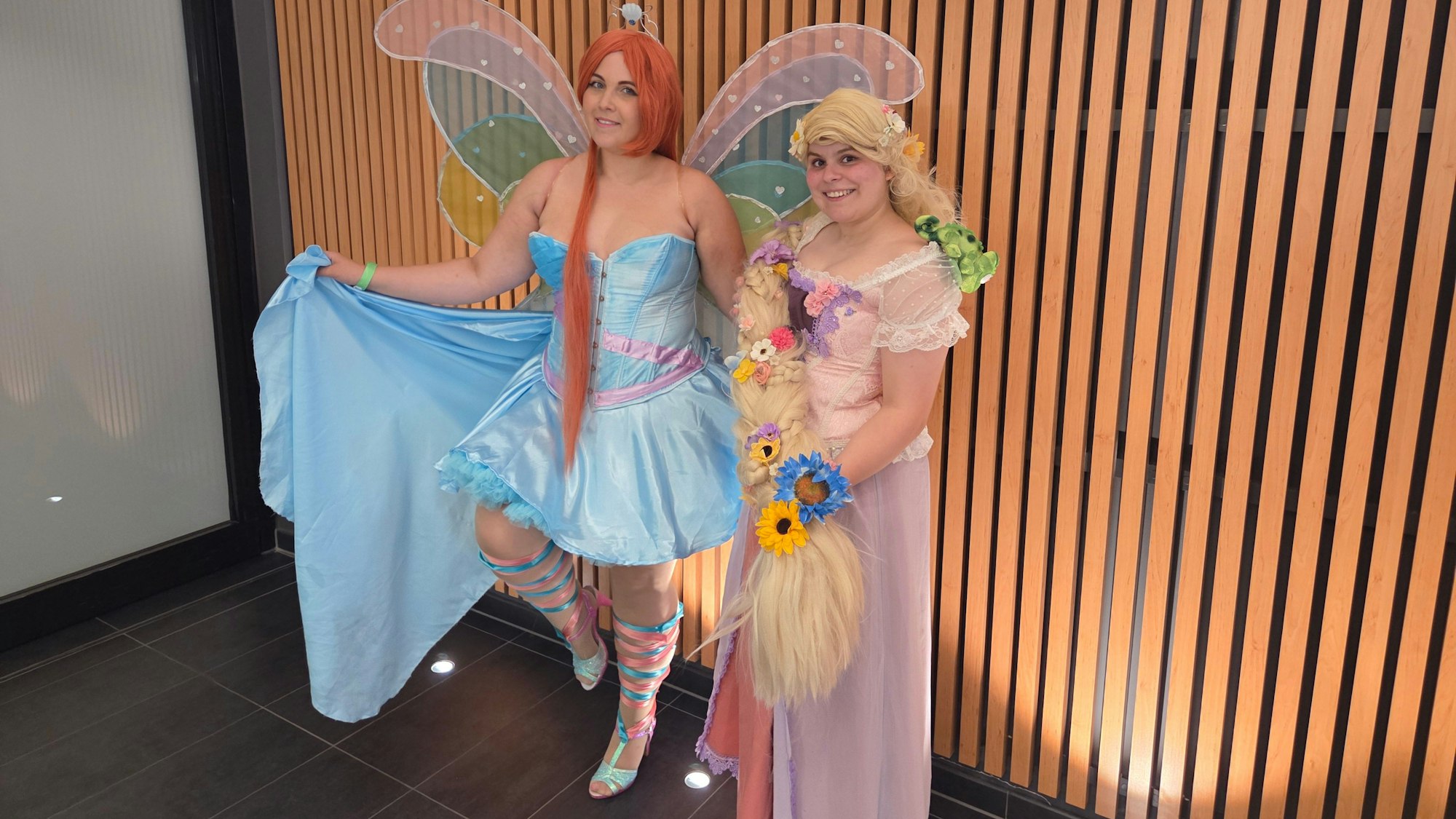 Zwei Freundinnen sind als Bloom aus Winx-Club und Rapunzel aus dem Disney-Film verkleidet.