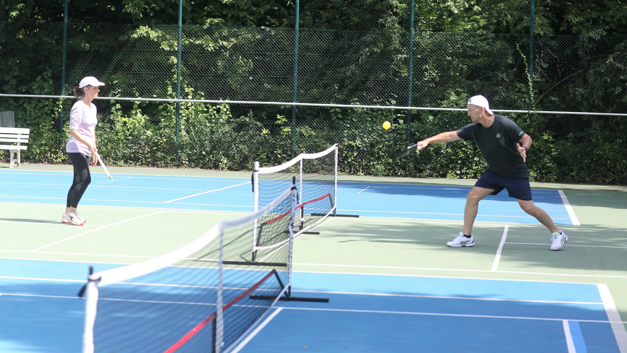 Duell am Netz. Beim Pickleball wird auch viel volley gespielt.
