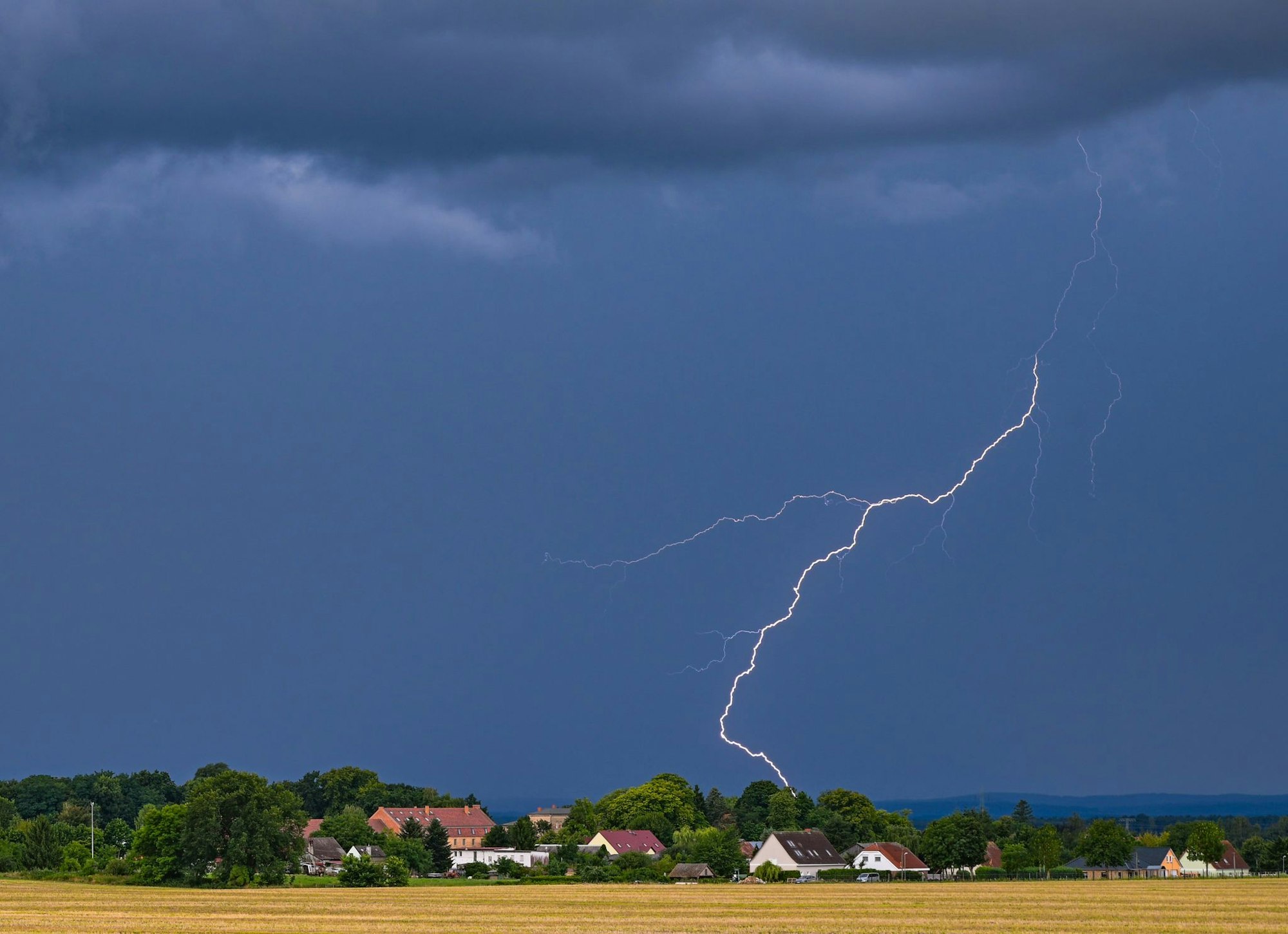 In diesem Sommer sind bislang weniger Blitze bei Gewittern erfasst worden. (Archivbild)