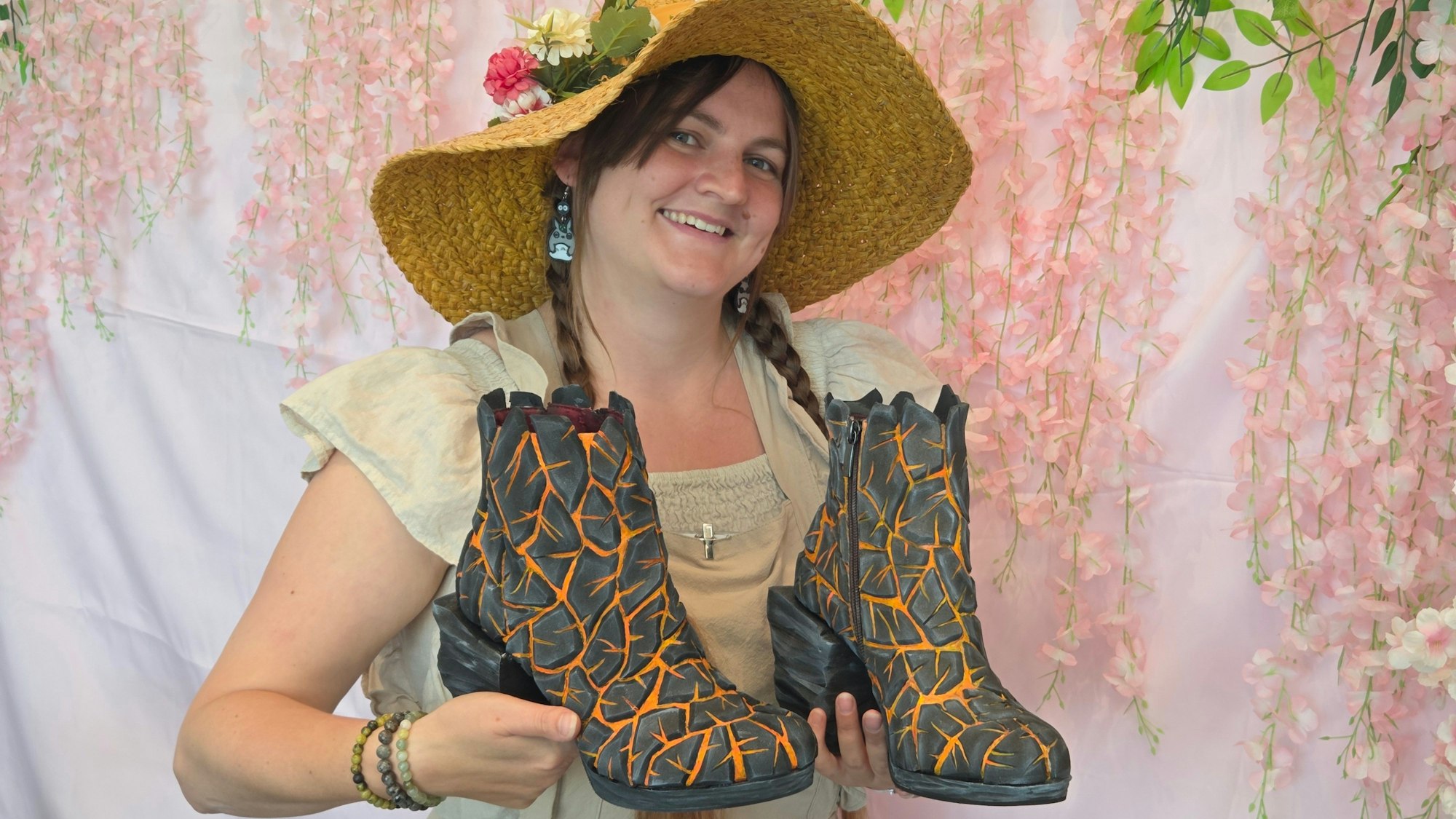 Nadine Weißenfels ist Schustermeisterin in Siegburg und Cosplayerin. Für die Kostüme, aber auch für Theater und als Auftrag gestaltet sie besondere Schuhe, wie diese Magma-Schuhe.