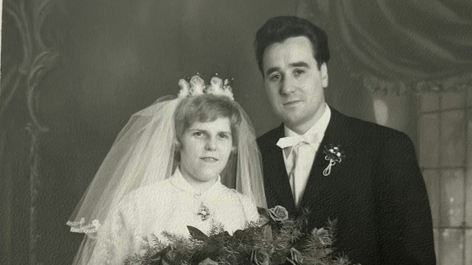 Das Schwarz-Weiß-Bild zeigt die beiden am Tag der Eheschließung. Ilse Neunzig trägt ein weißes Kleid, Jose Neunzig einen schwarzen Anzug.