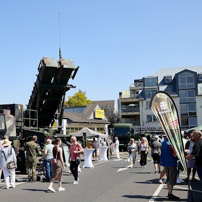 Auf dem Mechernicher Bleibergplatz steht ein Bundeswehr-Lastwagen mit einem Patriotsystem.