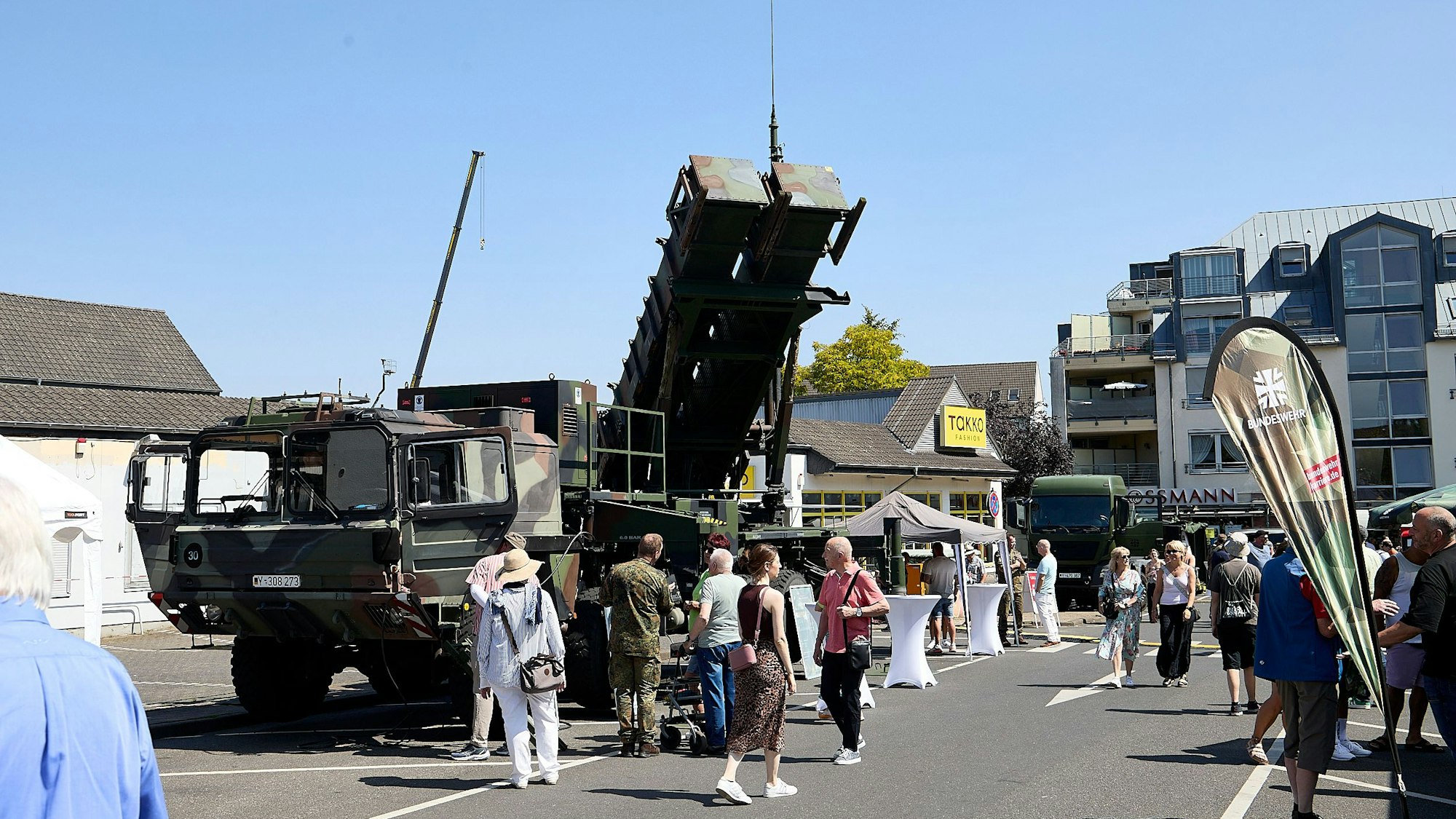 Die Bundeswehr zeigte eine mobile Abschussrampe für das Patriot-System. Einige Besucher sehen sich das Fahrzeug an.