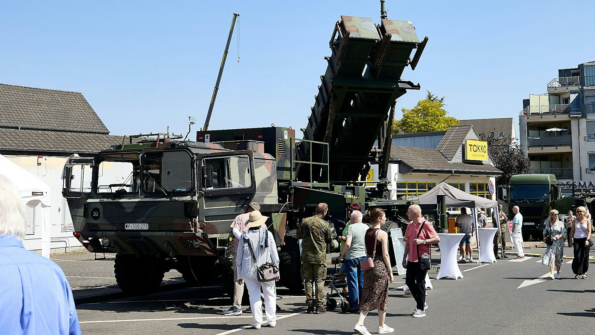 Auf dem Mechernicher Bleibergplatz steht ein Bundeswehr-Lastwagen mit einem Patriotsystem.