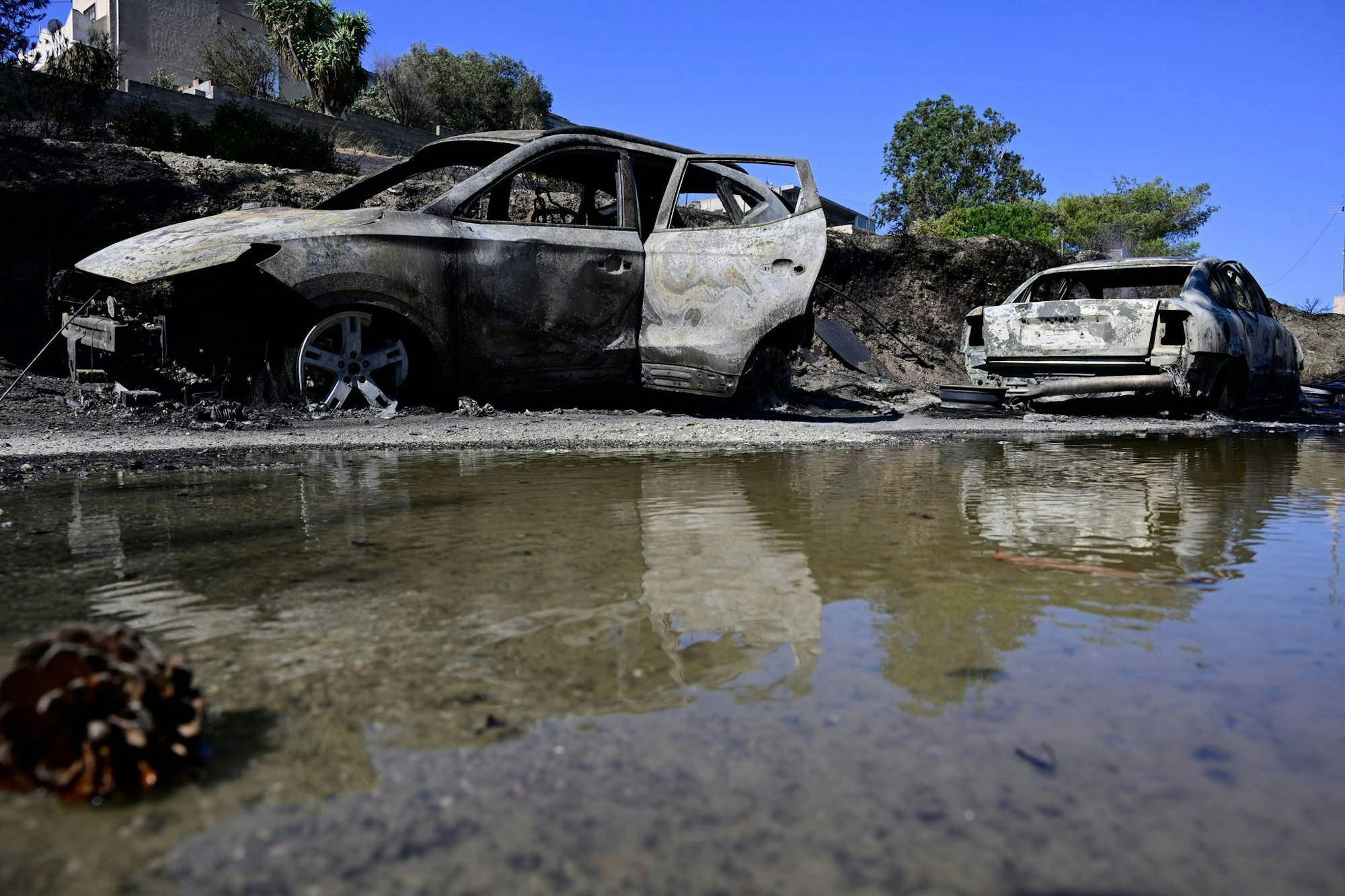 Ausgebrannte Autos in dem Dorf südöstlich von Athen.