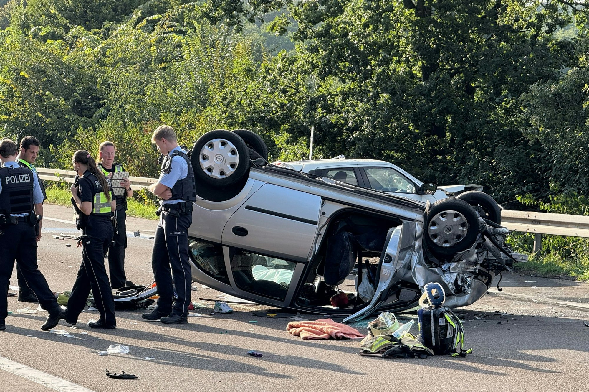 Bei einem Frontalzusammenstoß in Haltern am See ist am frühen Abend ein Mann ums Leben gekommen, fünf weitere Insassen erlitten teils lebensgefährliche Verletzungen.