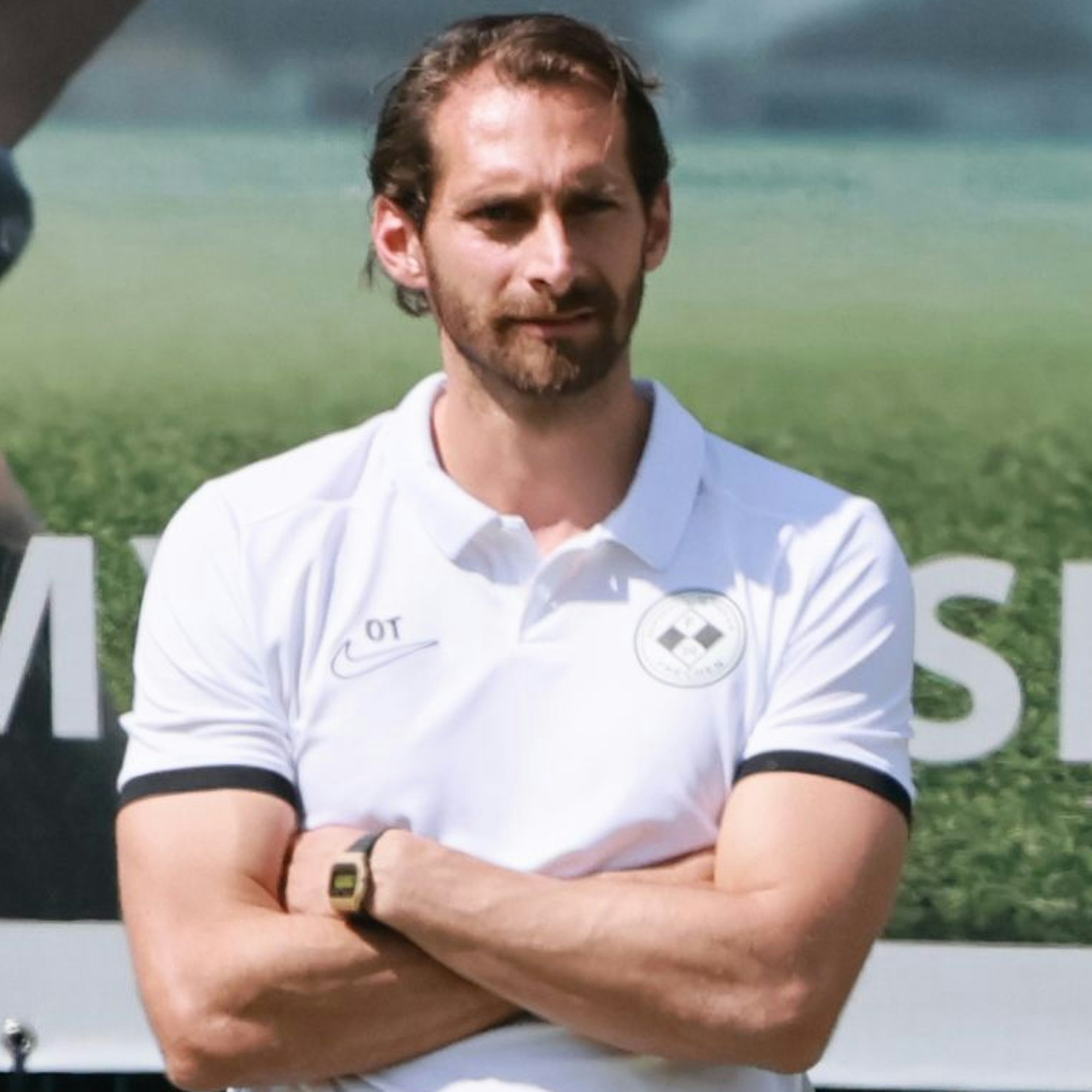 Das Foto zeigt einen entspannten Mann mit verschränkten Armen.