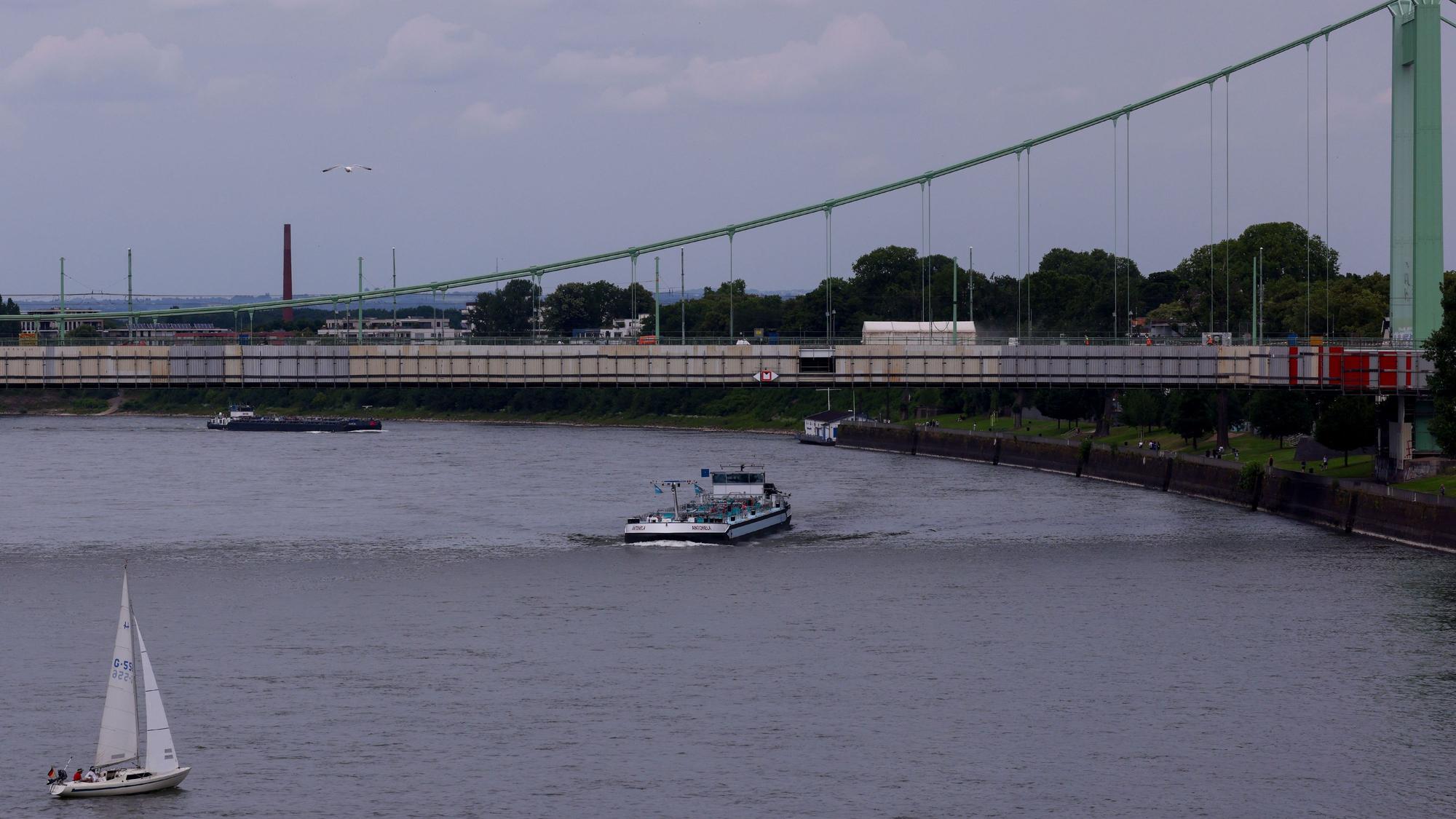 Der Rhein mit Schiffen und der Mülheimer Brücke ist zu sehen.