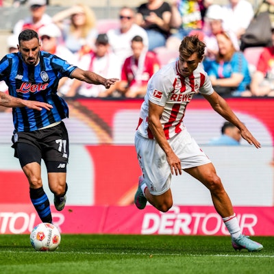 Lauffreudig: Bergamos Davide Zappacosta wird von Sebastian Sebulonsen (l.) und Joel Schmied (r.) attackiert.