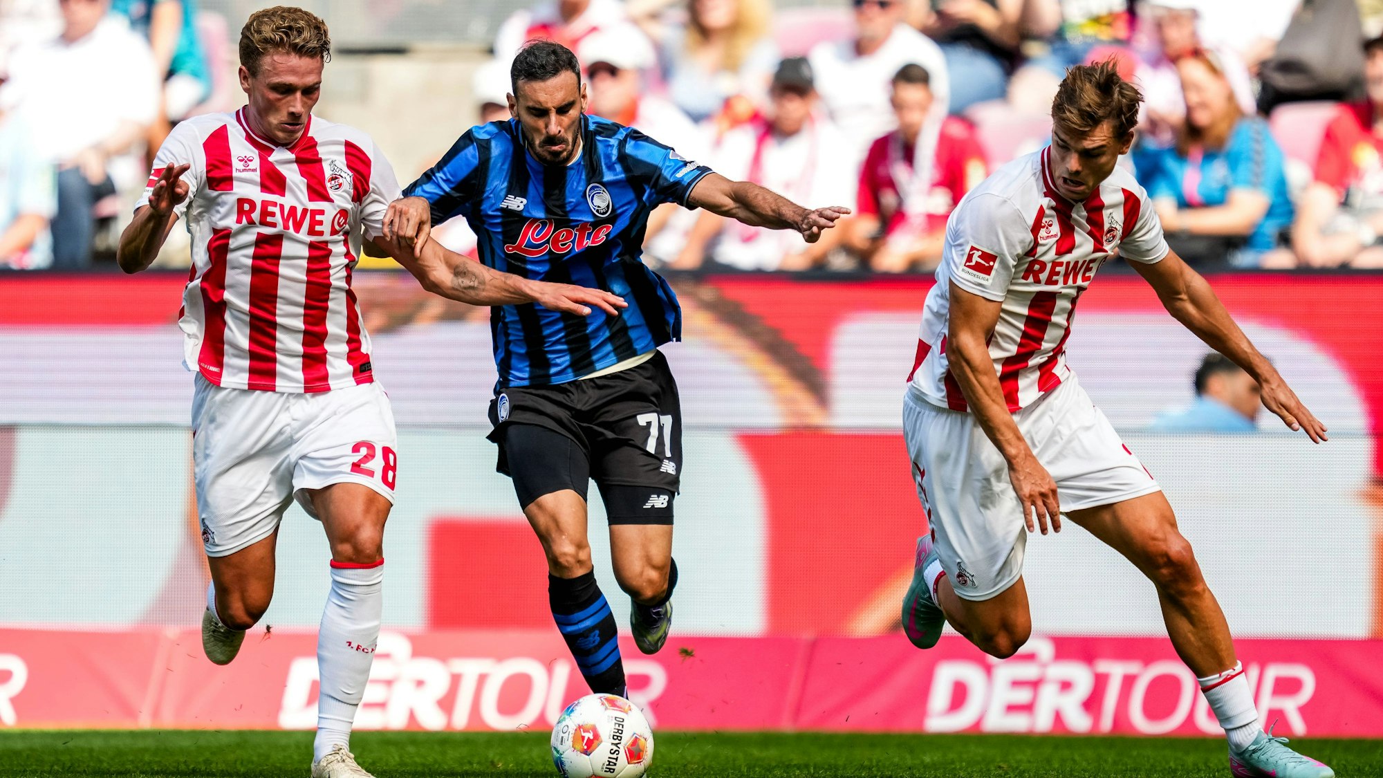 Lauffreudig: Bergamos Davide Zappacosta wird von Sebastian Sebulonsen (l.) und Joel Schmied (r.) attackiert.