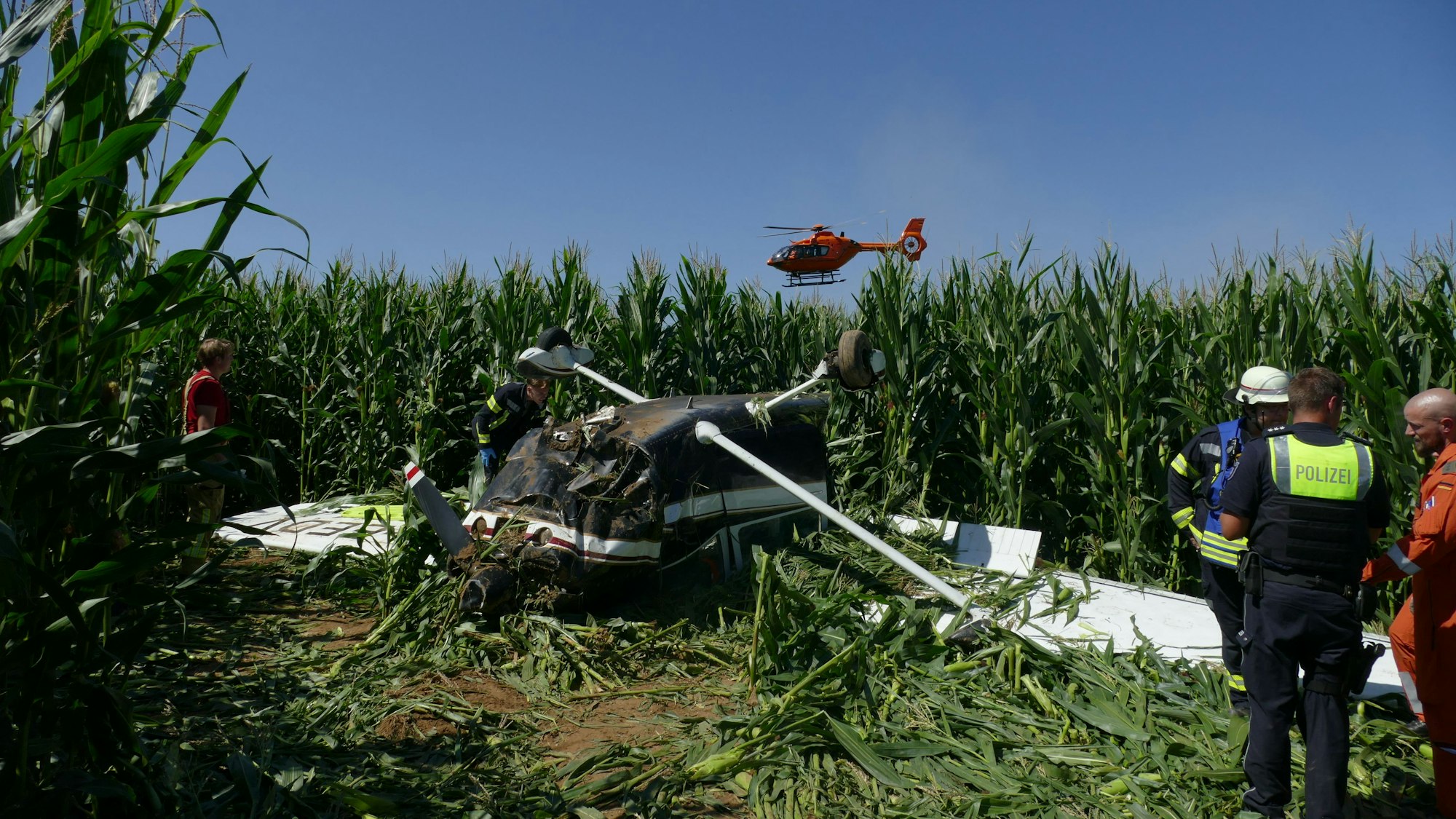 In Lohmar ist ein Flugzeug abgestürzt und blieb auf dem Dach liegen.