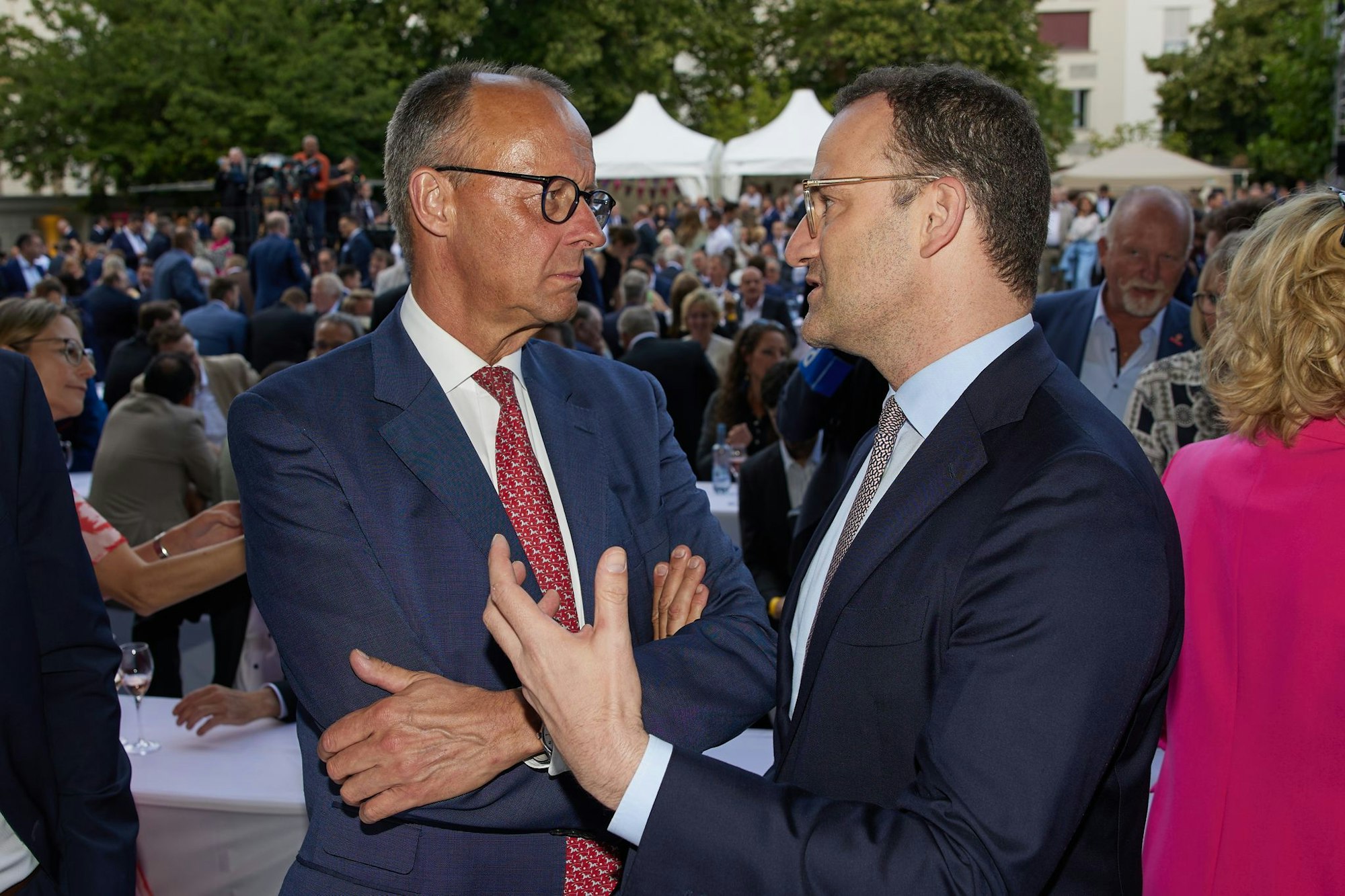 Bundeskanzler Friedrich Merz (links) bekommt nach seiner umstrittenen Entscheidung zum teilweisen Rüstungsexportstopp an Israel Rückendeckung auch von Unionsfraktionschef Jens Spahn (beide CDU).