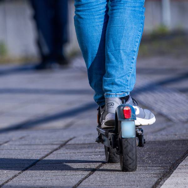 ARCHIV - 17.04.2024, Mecklenburg-Vorpommern, Wismar: E-Scooter auf Bahnsteig.